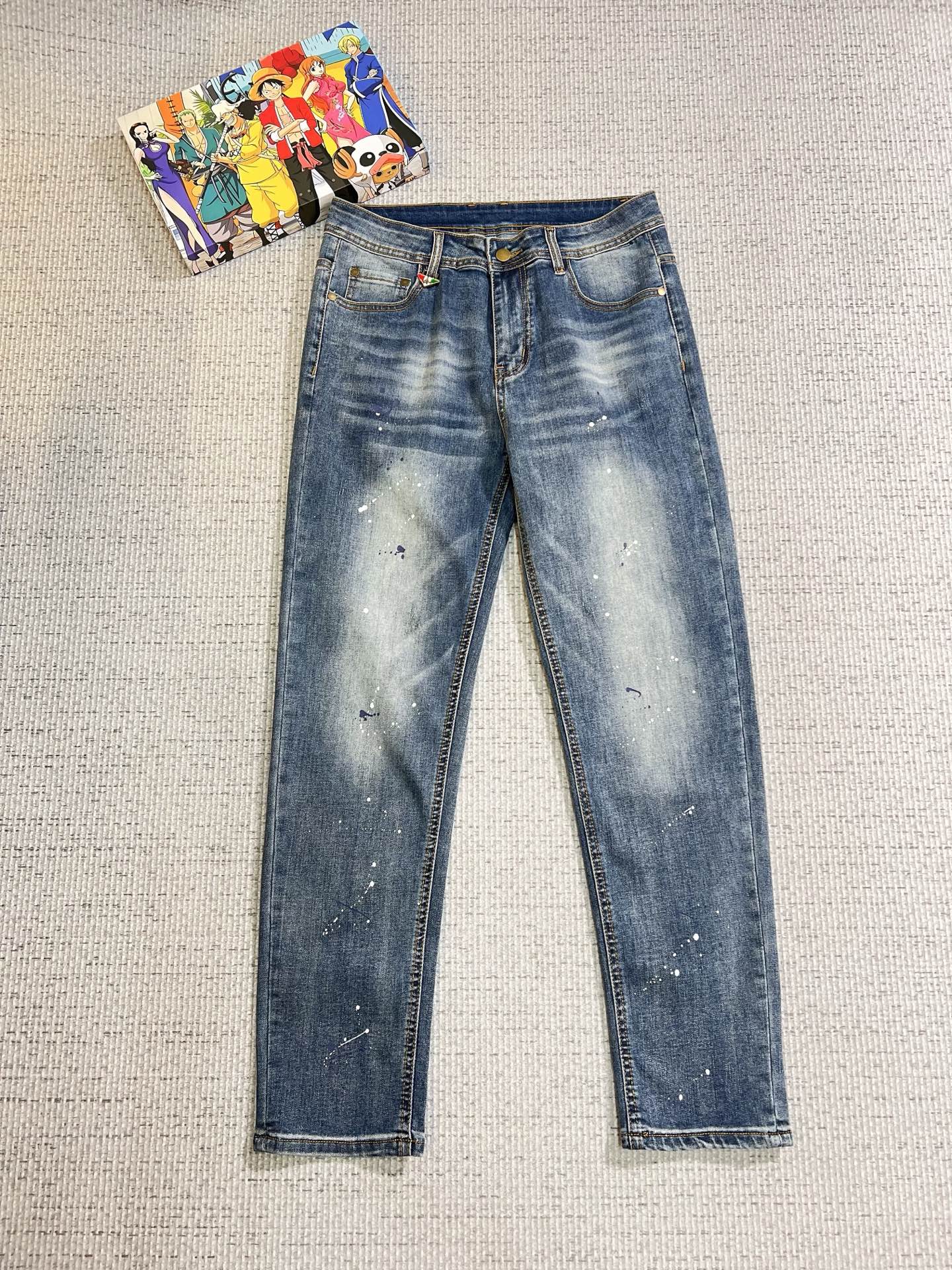 NO:625671,PRADA Men's denim jeans, official album and poster outfit!  High-grade imported denim raw color fabrics are supplied to customers, and the pure 13oz denim fabrics from Okayama, Japan are specially selected. Heavy-duty environmentally friendly plant enzyme washing process is used. The texture has a light retro color, which is quite beautiful and is very suitable for autumn and winter color matching. The fabric is soft and delicate after washing, but has strong bones and a slight stretch, providing an excellent comfortable experience. There is no damage from any technological elements throughout the body, retaining the purest tannin color!  The details throughout the body are perfect, exquisite and sophisticated. The latest leather label on the waist highlights the brand's characteristics. The hardware accessories, leather label and wiring all reflect the craftsmanship!  The silhouette is perfectly tailored and has excellent butt lift and slimming effect. It can be easily matched with any top in the wardrobe. It has wide compatibility and is suitable for various daily wear. The upper body is full of style. It is a must-have trousers for those who are obsessed with quality control and 1V!  Size 29-38 (not 35.37), prada, prada, jeans, alexander wang19860909PRADA 普拉达 男士丹宁牛仔裤,官宣画册海报穿搭款！ 客供高级进口的丹宁原色面料,特选日本冈山纯正13oz 盎司牛仔布料,重磅环保植物酵素水洗工艺,肌理有着淡淡的复古色彩,相当漂亮,极符合秋冬的配色,面料经过水洗后柔软细腻,但筋骨感极强,且略带弹力,提供了绝佳的舒适体验,通身无任何工艺元素破坏,保留了最纯粹的丹宁本色！通身细节完美如斯,精湛且考究,最新的腰部皮标彰显了品牌特质,五金配件、皮标、走线无不体现出匠心工艺！版型剪裁完美,提臀修身效果绝佳,可轻松横扫衣橱任何的上装搭配,兼容性广泛,满足于日常各种穿搭,上身型款十足,于品质控及1V迷控者必入型裤装！ 尺码29—38（没35.37）,,prada,prada,jeans,alexander wang,Men's clothing