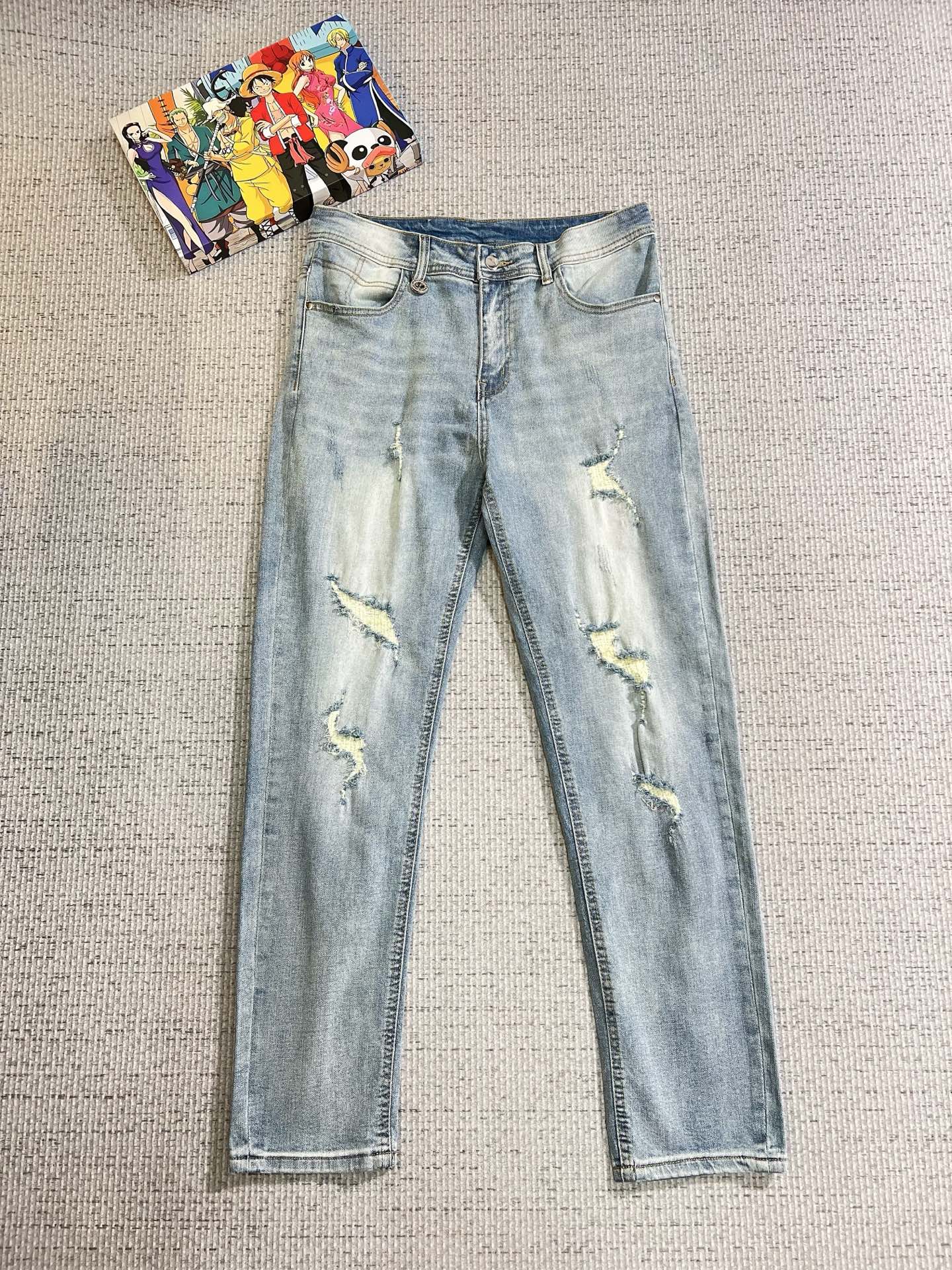 NO:623738,LV men's denim jeans, official album and poster outfit style!  High-grade imported denim raw color fabrics are supplied to customers, and the pure 13oz denim fabrics from Okayama, Japan are specially selected. Heavy-duty environmentally friendly plant enzyme washing process is used. The texture has a light retro color, which is quite beautiful and is very suitable for autumn and winter color matching. The fabric is soft and delicate after washing, but has strong bones and a slight stretch, providing an excellent comfortable experience. There is no damage from any technological elements throughout the body, retaining the purest tannin color!  The details throughout the body are perfect, exquisite and sophisticated. The latest leather label on the waist highlights the brand's characteristics. The hardware accessories, leather label and wiring all reflect the craftsmanship!  The silhouette is perfectly tailored and has excellent butt lift and slimming effect. It can be easily matched with any top in the wardrobe. It has wide compatibility and is suitable for various daily wear. The upper body is full of style. It is a must-have trousers for those who are obsessed with quality control and 1V!  Size 29-38 (not 35.37),,louis vuitton,jeans,alexander wang19860909LV 男士丹宁牛仔裤,官宣画册海报穿搭款！ 客供高级进口的丹宁原色面料,特选日本冈山纯正13oz 盎司牛仔布料,重磅环保植物酵素水洗工艺,肌理有着淡淡的复古色彩,相当漂亮,极符合秋冬的配色,面料经过水洗后柔软细腻,但筋骨感极强,且略带弹力,提供了绝佳的舒适体验,通身无任何工艺元素破坏,保留了最纯粹的丹宁本色！通身细节完美如斯,精湛且考究,最新的腰部皮标彰显了品牌特质,五金配件、皮标、走线无不体现出匠心工艺！版型剪裁完美,提臀修身效果绝佳,可轻松横扫衣橱任何的上装搭配,兼容性广泛,满足于日常各种穿搭,上身型款十足,于品质控及1V迷控者必入型裤装！ 尺码29—38（没35.37）,,louis vuitton,jeans,alexander wang,Men's clothing