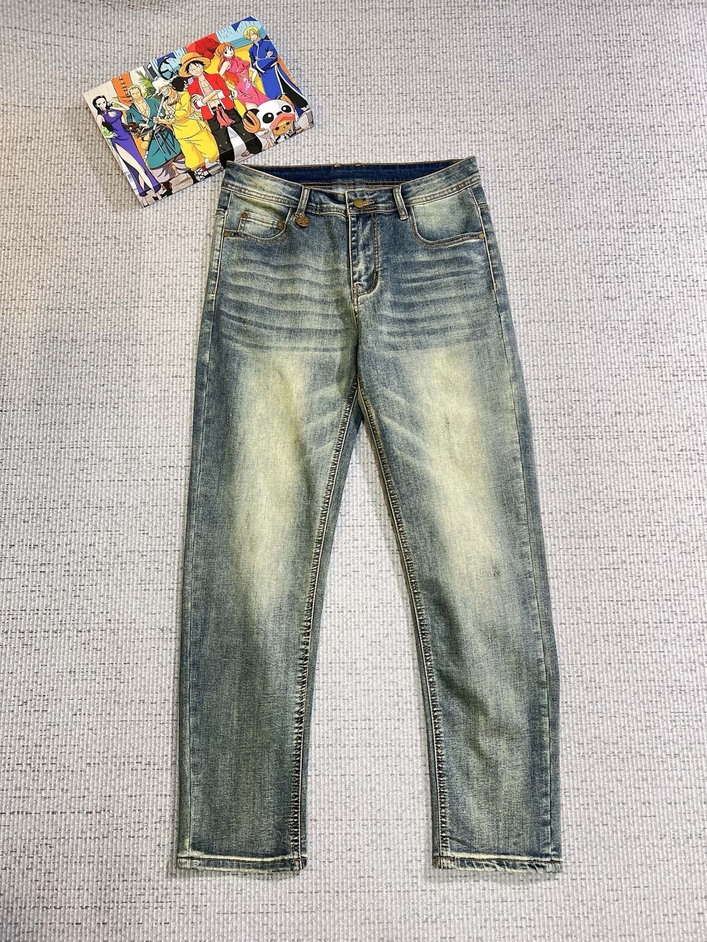 NO:625666,LV men's denim jeans, official album and poster outfit style!  High-grade imported denim raw color fabrics are supplied to customers, and the pure 13oz denim fabrics from Okayama, Japan are specially selected. Heavy-duty environmentally friendly plant enzyme washing process is used. The texture has a light retro color, which is quite beautiful and is very suitable for autumn and winter color matching. The fabric is soft and delicate after washing, but has strong bones and a slight stretch, providing an excellent comfortable experience. There is no damage from any technological elements throughout the body, retaining the purest tannin color!  The details throughout the body are perfect, exquisite and sophisticated. The latest leather label on the waist highlights the brand's characteristics. The hardware accessories, leather label and wiring all reflect the craftsmanship!  The silhouette is perfectly tailored and has excellent butt lift and slimming effect. It can be easily matched with any top in the wardrobe. It has wide compatibility and is suitable for various daily wear. The upper body is full of style. It is a must-have trousers for those who are obsessed with quality control and 1V!  Size 29-38 (not 35.37),,louis vuitton,jeans,alexander wang19860909LV 男士丹宁牛仔裤,官宣画册海报穿搭款！ 客供高级进口的丹宁原色面料,特选日本冈山纯正13oz 盎司牛仔布料,重磅环保植物酵素水洗工艺,肌理有着淡淡的复古色彩,相当漂亮,极符合秋冬的配色,面料经过水洗后柔软细腻,但筋骨感极强,且略带弹力,提供了绝佳的舒适体验,通身无任何工艺元素破坏,保留了最纯粹的丹宁本色！通身细节完美如斯,精湛且考究,最新的腰部皮标彰显了品牌特质,五金配件、皮标、走线无不体现出匠心工艺！版型剪裁完美,提臀修身效果绝佳,可轻松横扫衣橱任何的上装搭配,兼容性广泛,满足于日常各种穿搭,上身型款十足,于品质控及1V迷控者必入型裤装！ 尺码29—38（没35.37）,,louis vuitton,jeans,alexander wang,Men's clothing