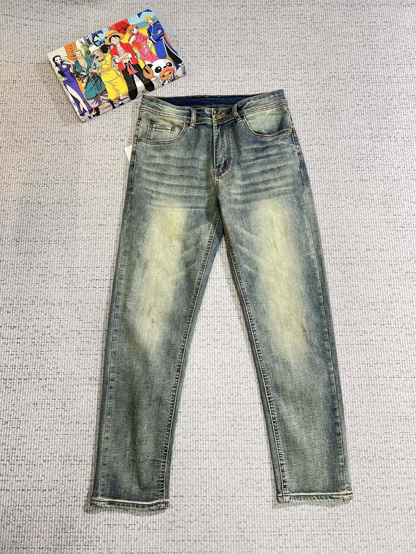 NO:623732,Loewe men's denim jeans, official album and poster style!  High-grade imported denim raw color fabrics are supplied to customers, and the pure 13oz denim fabrics from Okayama, Japan are specially selected. Heavy-duty environmentally friendly plant enzyme washing process is used. The texture has a light retro color, which is quite beautiful and is very suitable for autumn and winter color matching. The fabric is soft and delicate after washing, but has strong bones and a slight stretch, providing an excellent comfortable experience. There is no damage from any technological elements throughout the body, retaining the purest tannin color!  The details throughout the body are perfect, exquisite and sophisticated. The latest leather label on the waist highlights the brand's characteristics. The hardware accessories, leather label and wiring all reflect the craftsmanship!  The silhouette is perfectly tailored and has excellent butt lift and slimming effect. It can be easily matched with any top in the wardrobe. It has wide compatibility and is suitable for various daily wear. The upper body is full of style. It is a must-have trousers for those who are obsessed with quality control and 1V!  Size 29-38 (not 35.37),,loewe,jeans,alexander wang19860909罗意威 男士丹宁牛仔裤,官宣画册海报穿搭款！ 客供高级进口的丹宁原色面料,特选日本冈山纯正13oz 盎司牛仔布料,重磅环保植物酵素水洗工艺,肌理有着淡淡的复古色彩,相当漂亮,极符合秋冬的配色,面料经过水洗后柔软细腻,但筋骨感极强,且略带弹力,提供了绝佳的舒适体验,通身无任何工艺元素破坏,保留了最纯粹的丹宁本色！通身细节完美如斯,精湛且考究,最新的腰部皮标彰显了品牌特质,五金配件、皮标、走线无不体现出匠心工艺！版型剪裁完美,提臀修身效果绝佳,可轻松横扫衣橱任何的上装搭配,兼容性广泛,满足于日常各种穿搭,上身型款十足,于品质控及1V迷控者必入型裤装！ 尺码29—38（没35.37）,,loewe,jeans,alexander wang,Men's clothing