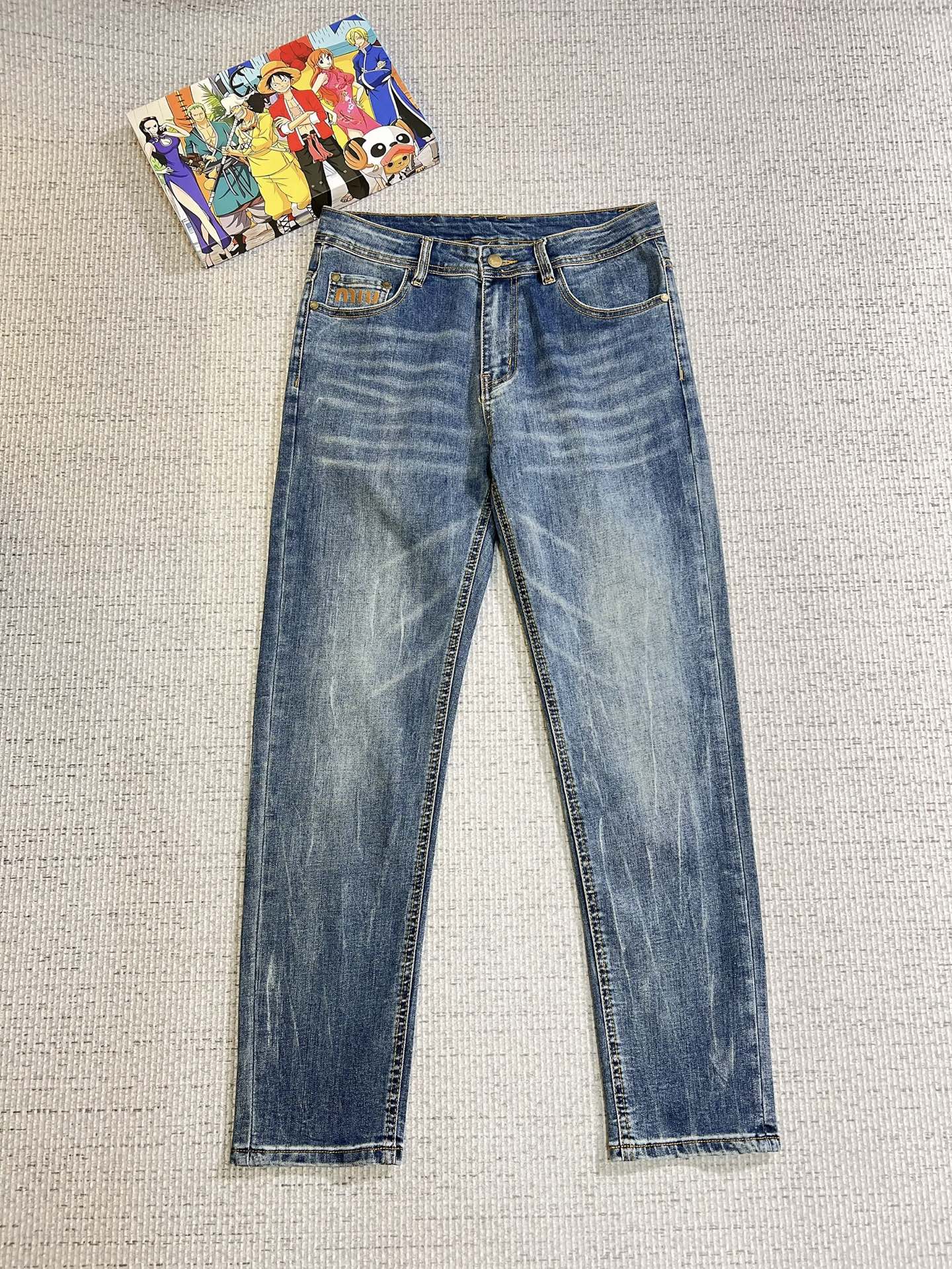 NO:600713,miu miu men's denim jeans, official album and poster style!  High-grade imported denim raw color fabrics are supplied to customers, and the pure 13oz denim fabrics from Okayama, Japan are specially selected. Heavy-duty environmentally friendly plant enzyme washing process is used. The texture has a light retro color, which is quite beautiful and is very suitable for autumn and winter color matching. The fabric is soft and delicate after washing, but has strong bones and a slight stretch, providing an excellent comfortable experience. There is no damage from any technological elements throughout the body, retaining the purest tannin color!  The details throughout the body are perfect, exquisite and sophisticated. The latest leather label on the waist highlights the brand's characteristics. The hardware accessories, leather label and wiring all reflect the craftsmanship!  The silhouette is perfectly tailored and has excellent butt lift and slimming effect. It can be easily matched with any top in the wardrobe. It has wide compatibility and is suitable for various daily wear. The upper body is full of style. It is a must-have trousers for those who are obsessed with quality control and 1V!  Size 29-38 (not 35.37),,miumiu,jeans,alexander wang19860909miu miu 男士丹宁牛仔裤,官宣画册海报穿搭款！ 客供高级进口的丹宁原色面料,特选日本冈山纯正13oz 盎司牛仔布料,重磅环保植物酵素水洗工艺,肌理有着淡淡的复古色彩,相当漂亮,极符合秋冬的配色,面料经过水洗后柔软细腻,但筋骨感极强,且略带弹力,提供了绝佳的舒适体验,通身无任何工艺元素破坏,保留了最纯粹的丹宁本色！通身细节完美如斯,精湛且考究,最新的腰部皮标彰显了品牌特质,五金配件、皮标、走线无不体现出匠心工艺！版型剪裁完美,提臀修身效果绝佳,可轻松横扫衣橱任何的上装搭配,兼容性广泛,满足于日常各种穿搭,上身型款十足,于品质控及1V迷控者必入型裤装！ 尺码29—38（没35.37）,,miumiu,jeans,alexander wang,Men's clothing