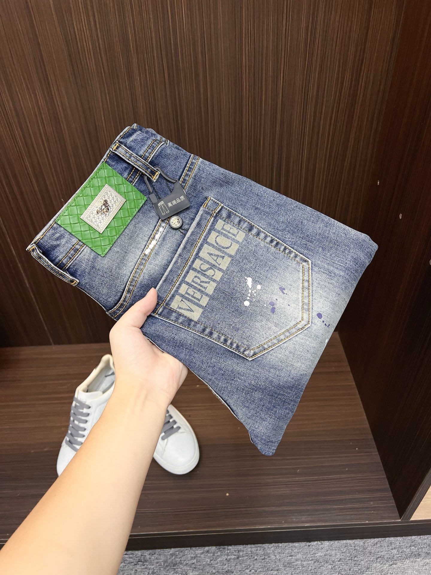 NO:647901,Versace men's fashion trendy large hem jeans, official album and poster style!  High-grade imported denim raw color fabrics are supplied to customers, and the pure 13oz denim fabrics from Okayama, Japan are specially selected. Heavy-duty environmentally friendly plant enzyme washing process is used. The texture has a light retro color, which is quite beautiful and is very suitable for autumn and winter color matching. The fabric is soft and delicate after washing, but has strong bones and a slight stretch, providing an excellent comfortable experience. There is no damage from any technological elements throughout the body, retaining the purest tannin color!  The details throughout the body are perfect, exquisite and sophisticated. The latest leather label on the waist highlights the brand's characteristics. The hardware accessories, leather label and wiring all reflect the craftsmanship!  The silhouette is perfectly tailored and has excellent butt lift and slimming effect. It can be easily matched with any top in the wardrobe. It has wide compatibility and is suitable for various daily wear. The upper body is full of style. It is a must-have trousers for those who are obsessed with quality control and 1V!  Size 29-38 No 35 37,,versace,jeans,alexander wang19860909范思哲 男士时尚潮流大裤脚牛仔裤,官宣画册海报穿搭款！ 客供高级进口的丹宁原色面料,特选日本冈山纯正13oz 盎司牛仔布料,重磅环保植物酵素水洗工艺,肌理有着淡淡的复古色彩,相当漂亮,极符合秋冬的配色,面料经过水洗后柔软细腻,但筋骨感极强,且略带弹力,提供了绝佳的舒适体验,通身无任何工艺元素破坏,保留了最纯粹的丹宁本色！通身细节完美如斯,精湛且考究,最新的腰部皮标彰显了品牌特质,五金配件、皮标、走线无不体现出匠心工艺！版型剪裁完美,提臀修身效果绝佳,可轻松横扫衣橱任何的上装搭配,兼容性广泛,满足于日常各种穿搭,上身型款十足,于品质控及1V迷控者必入型裤装！ 尺码29-38 无35 37,,versace,jeans,alexander wang,Men's clothing