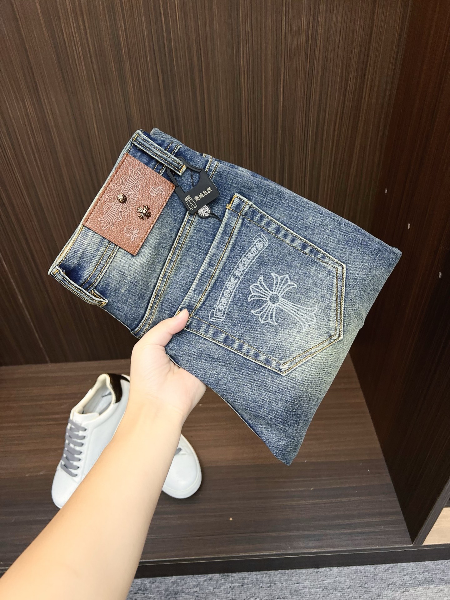 NO:647945,Croxin men's fashionable large-leg jeans, official album and poster outfit!  High-grade imported denim raw color fabrics are supplied to customers, and the pure 13oz denim fabrics from Okayama, Japan are specially selected. Heavy-duty environmentally friendly plant enzyme washing process is used. The texture has a light retro color, which is quite beautiful and is very suitable for autumn and winter color matching. The fabric is soft and delicate after washing, but has strong bones and a slight stretch, providing an excellent comfortable experience. There is no damage from any technological elements throughout the body, retaining the purest tannin color!  The details throughout the body are perfect, exquisite and sophisticated. The latest leather label on the waist highlights the brand's characteristics. The hardware accessories, leather label and wiring all reflect the craftsmanship!  The silhouette is perfectly tailored and has excellent butt lift and slimming effect. It can be easily matched with any top in the wardrobe. It has wide compatibility and is suitable for various daily wear. The upper body is full of style. It is a must-have trousers for those who are obsessed with quality control and 1V!  Size 29-38 No 35 37,,chrome hearts,jeans,alexander wang19860909克罗心 男士时尚潮流大裤脚牛仔裤,官宣画册海报穿搭款！ 客供高级进口的丹宁原色面料,特选日本冈山纯正13oz 盎司牛仔布料,重磅环保植物酵素水洗工艺,肌理有着淡淡的复古色彩,相当漂亮,极符合秋冬的配色,面料经过水洗后柔软细腻,但筋骨感极强,且略带弹力,提供了绝佳的舒适体验,通身无任何工艺元素破坏,保留了最纯粹的丹宁本色！通身细节完美如斯,精湛且考究,最新的腰部皮标彰显了品牌特质,五金配件、皮标、走线无不体现出匠心工艺！版型剪裁完美,提臀修身效果绝佳,可轻松横扫衣橱任何的上装搭配,兼容性广泛,满足于日常各种穿搭,上身型款十足,于品质控及1V迷控者必入型裤装！ 尺码29-38 无35 37,,chrome hearts,jeans,alexander wang,Men's clothing