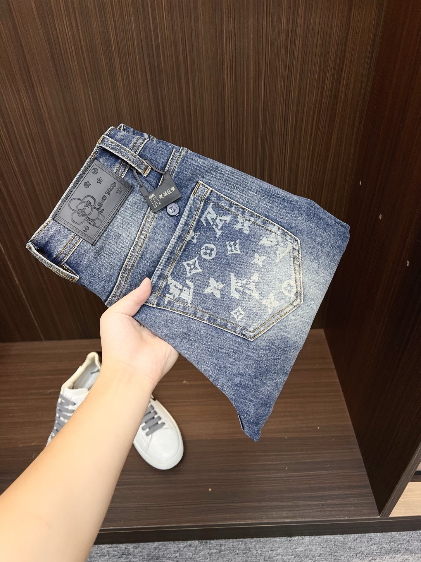 NO:682522,LV men's denim jeans, official album and poster outfit style!  High-grade imported denim raw color fabrics are supplied to customers, and the pure 13oz denim fabrics from Okayama, Japan are specially selected. Heavy-duty environmentally friendly plant enzyme washing process is used. The texture has a light retro color, which is quite beautiful and is very suitable for autumn and winter color matching. The fabric is soft and delicate after washing, but has strong bones and a slight stretch, providing an excellent comfortable experience. There is no damage from any technological elements throughout the body, retaining the purest tannin color!  The details throughout the body are perfect, exquisite and sophisticated. The latest leather label on the waist highlights the brand's characteristics. The hardware accessories, leather label and wiring all reflect the craftsmanship!  The silhouette is perfectly tailored and has excellent butt lift and slimming effect. It can be easily matched with any top in the wardrobe. It has wide compatibility and is suitable for various daily wear. The upper body is full of style. It is a must-have trousers for those who are obsessed with quality control and 1V!  Size 29-38 (not 35.37),,louis vuitton,jeans,19860909LV 男士丹宁牛仔裤,官宣画册海报穿搭款！ 客供高级进口的丹宁原色面料,特选日本冈山纯正13oz 盎司牛仔布料,重磅环保植物酵素水洗工艺,肌理有着淡淡的复古色彩,相当漂亮,极符合秋冬的配色,面料经过水洗后柔软细腻,但筋骨感极强,且略带弹力,提供了绝佳的舒适体验,通身无任何工艺元素破坏,保留了最纯粹的丹宁本色！通身细节完美如斯,精湛且考究,最新的腰部皮标彰显了品牌特质,五金配件、皮标、走线无不体现出匠心工艺！版型剪裁完美,提臀修身效果绝佳,可轻松横扫衣橱任何的上装搭配,兼容性广泛,满足于日常各种穿搭,上身型款十足,于品质控及1V迷控者必入型裤装！ 尺码29—38（没35.37）,,louis vuitton,jeans,,Men's clothing