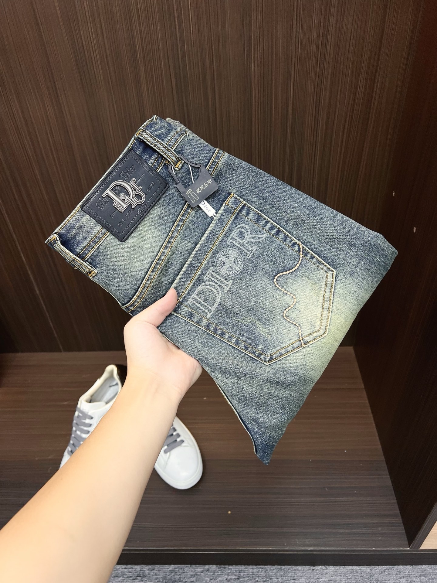 NO:682518,Dior men's denim jeans, official album and poster style!  High-grade imported denim raw color fabrics are supplied to customers, and the pure 13oz denim fabrics from Okayama, Japan are specially selected. Heavy-duty environmentally friendly plant enzyme washing process is used. The texture has a light retro color, which is quite beautiful and is very suitable for autumn and winter color matching. The fabric is soft and delicate after washing, but has strong bones and a slight stretch, providing an excellent comfortable experience. There is no damage from any technological elements throughout the body, retaining the purest tannin color!  The details throughout the body are perfect, exquisite and sophisticated. The latest leather label on the waist highlights the brand's characteristics. The hardware accessories, leather label and wiring all reflect the craftsmanship!  The silhouette is perfectly tailored and has excellent butt lift and slimming effect. It can be easily matched with any top in the wardrobe. It has wide compatibility and is suitable for various daily wear. The upper body is full of style. It is a must-have trousers for those who are obsessed with quality control and 1V!  Size 29-38 (not 35.37), dior, dior, jeans,19860909Dior 迪奥 男士丹宁牛仔裤,官宣画册海报穿搭款！ 客供高级进口的丹宁原色面料,特选日本冈山纯正13oz 盎司牛仔布料,重磅环保植物酵素水洗工艺,肌理有着淡淡的复古色彩,相当漂亮,极符合秋冬的配色,面料经过水洗后柔软细腻,但筋骨感极强,且略带弹力,提供了绝佳的舒适体验,通身无任何工艺元素破坏,保留了最纯粹的丹宁本色！通身细节完美如斯,精湛且考究,最新的腰部皮标彰显了品牌特质,五金配件、皮标、走线无不体现出匠心工艺！版型剪裁完美,提臀修身效果绝佳,可轻松横扫衣橱任何的上装搭配,兼容性广泛,满足于日常各种穿搭,上身型款十足,于品质控及1V迷控者必入型裤装！ 尺码29—38（没35.37）,,dior,dior,jeans,,Men's clothing