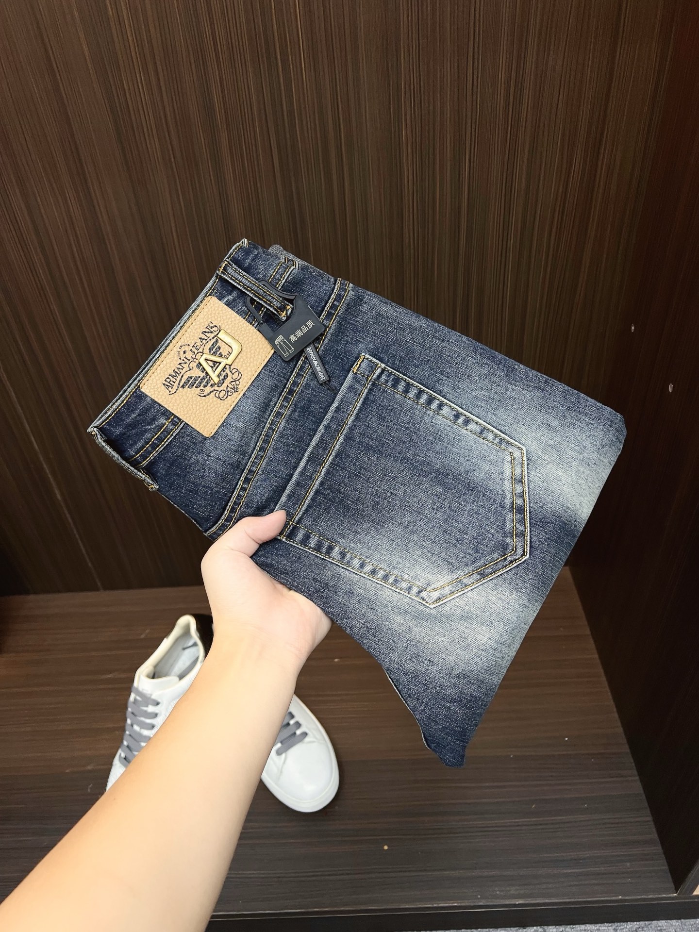NO:682505,Armani Armani men's denim jeans, official album and poster wear style!  High-grade imported denim raw color fabrics are supplied to customers, and the pure 13oz denim fabrics from Okayama, Japan are specially selected. Heavy-duty environmentally friendly plant enzyme washing process is used. The texture has a light retro color, which is quite beautiful and is very suitable for autumn and winter color matching. The fabric is soft and delicate after washing, but has strong bones and a slight stretch, providing an excellent comfortable experience. There is no damage from any technological elements throughout the body, retaining the purest tannin color!  The details throughout the body are perfect, exquisite and sophisticated. The latest leather label on the waist highlights the brand's characteristics. The hardware accessories, leather label and wiring all reflect the craftsmanship!  The silhouette is perfectly tailored and has excellent butt lift and slimming effect. It can be easily matched with any top in the wardrobe. It has wide compatibility and is suitable for various daily wear. The upper body is full of style. It is a must-have trousers for those who are obsessed with quality control and 1V!  Size 29-38 (not 35.37),,armani,armani,jeans,19860909Armani 阿玛尼 男士丹宁牛仔裤,官宣画册海报穿搭款！ 客供高级进口的丹宁原色面料,特选日本冈山纯正13oz 盎司牛仔布料,重磅环保植物酵素水洗工艺,肌理有着淡淡的复古色彩,相当漂亮,极符合秋冬的配色,面料经过水洗后柔软细腻,但筋骨感极强,且略带弹力,提供了绝佳的舒适体验,通身无任何工艺元素破坏,保留了最纯粹的丹宁本色！通身细节完美如斯,精湛且考究,最新的腰部皮标彰显了品牌特质,五金配件、皮标、走线无不体现出匠心工艺！版型剪裁完美,提臀修身效果绝佳,可轻松横扫衣橱任何的上装搭配,兼容性广泛,满足于日常各种穿搭,上身型款十足,于品质控及1V迷控者必入型裤装！ 尺码29—38（没35.37）,,armani,armani,jeans,,Men's clothing