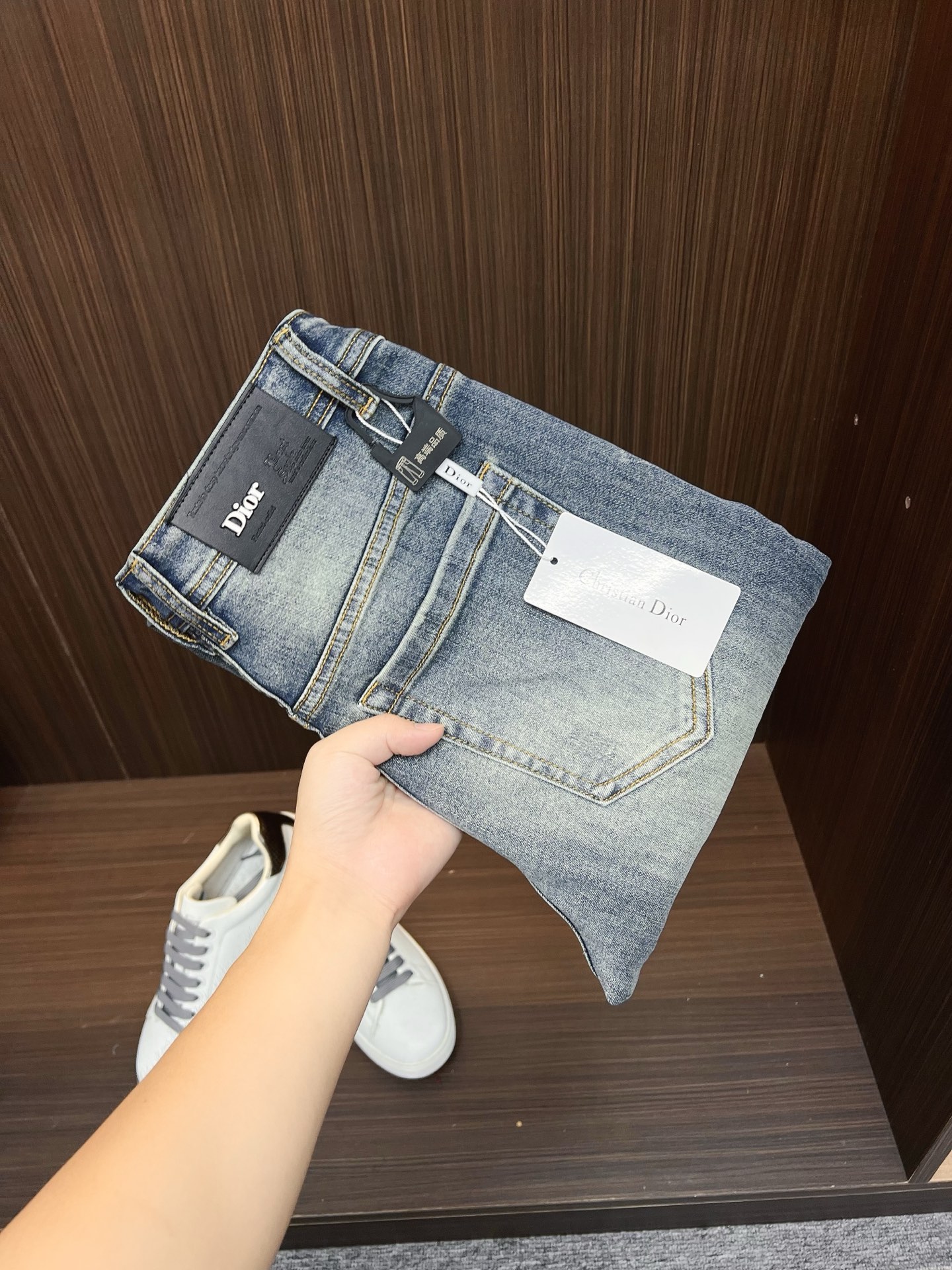 NO:682500,Dior men's denim jeans, official album and poster style!  High-grade imported denim raw color fabrics are supplied to customers, and the pure 13oz denim fabrics from Okayama, Japan are specially selected. Heavy-duty environmentally friendly plant enzyme washing process is used. The texture has a light retro color, which is quite beautiful and is very suitable for autumn and winter color matching. The fabric is soft and delicate after washing, but has strong bones and a slight stretch, providing an excellent comfortable experience. There is no damage from any technological elements throughout the body, retaining the purest tannin color!  The details throughout the body are perfect, exquisite and sophisticated. The latest leather label on the waist highlights the brand's characteristics. The hardware accessories, leather label and wiring all reflect the craftsmanship!  The silhouette is perfectly tailored and has excellent butt lift and slimming effect. It can be easily matched with any top in the wardrobe. It has wide compatibility and is suitable for various daily wear. The upper body is full of style. It is a must-have trousers for those who are obsessed with quality control and 1V!  Size 29-38 (not 35.37), dior, dior, jeans,19860909Dior 迪奥 男士丹宁牛仔裤,官宣画册海报穿搭款！ 客供高级进口的丹宁原色面料,特选日本冈山纯正13oz 盎司牛仔布料,重磅环保植物酵素水洗工艺,肌理有着淡淡的复古色彩,相当漂亮,极符合秋冬的配色,面料经过水洗后柔软细腻,但筋骨感极强,且略带弹力,提供了绝佳的舒适体验,通身无任何工艺元素破坏,保留了最纯粹的丹宁本色！通身细节完美如斯,精湛且考究,最新的腰部皮标彰显了品牌特质,五金配件、皮标、走线无不体现出匠心工艺！版型剪裁完美,提臀修身效果绝佳,可轻松横扫衣橱任何的上装搭配,兼容性广泛,满足于日常各种穿搭,上身型款十足,于品质控及1V迷控者必入型裤装！ 尺码29—38（没35.37）,,dior,dior,jeans,,Men's clothing