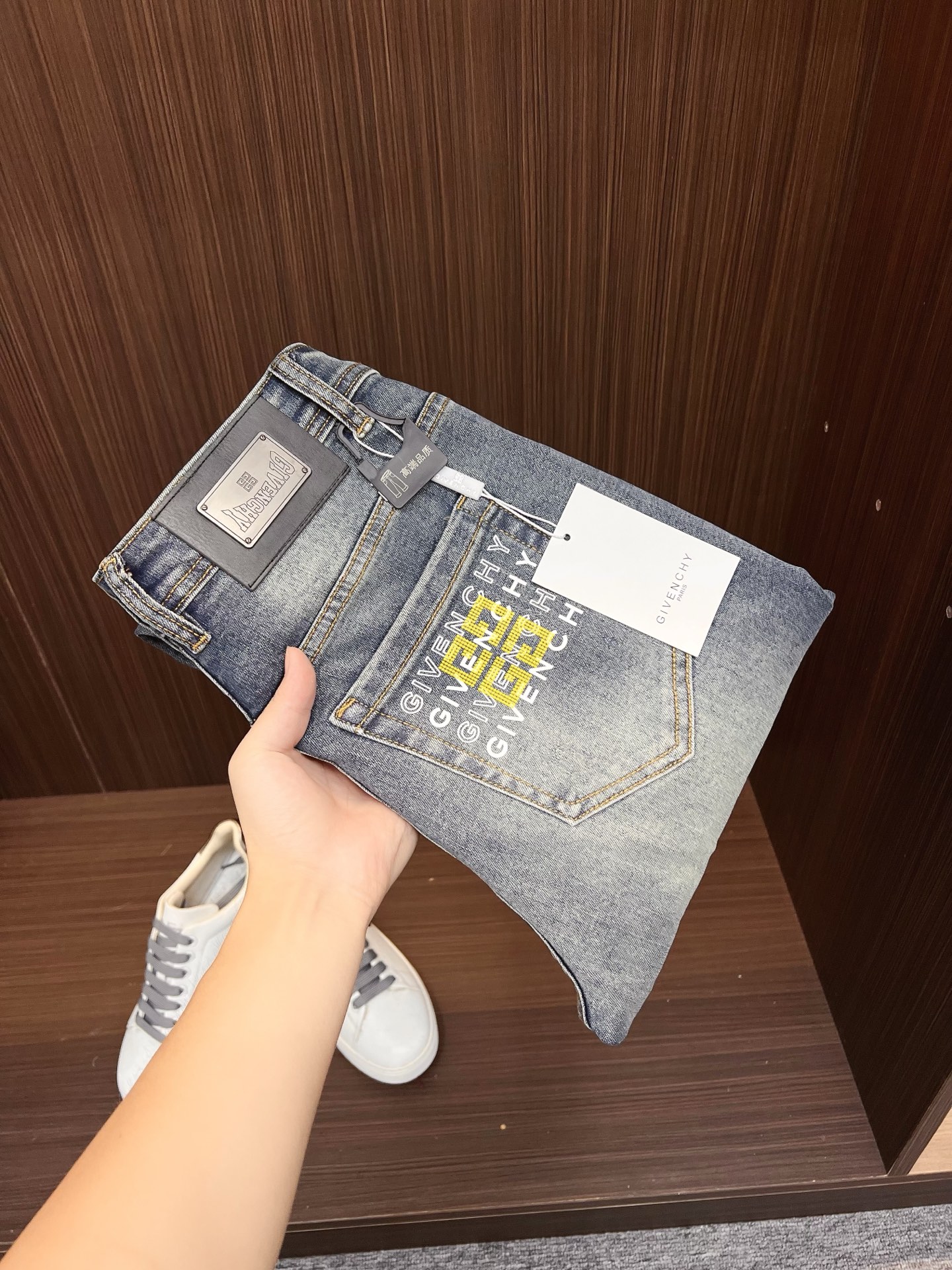 NO:647930,Givenchy men's fashionable large-leg jeans, official album and poster style!  High-grade imported denim raw color fabrics are supplied to customers, and the pure 13oz denim fabrics from Okayama, Japan are specially selected. Heavy-duty environmentally friendly plant enzyme washing process is used. The texture has a light retro color, which is quite beautiful and is very suitable for autumn and winter color matching. The fabric is soft and delicate after washing, but has strong bones and a slight stretch, providing an excellent comfortable experience. There is no damage from any technological elements throughout the body, retaining the purest tannin color!  The details throughout the body are perfect, exquisite and sophisticated. The latest leather label on the waist highlights the brand's characteristics. The hardware accessories, leather label and wiring all reflect the craftsmanship!  The silhouette is perfectly tailored and has excellent butt lift and slimming effect. It can be easily matched with any top in the wardrobe. It has wide compatibility and is suitable for various daily wear. The upper body is full of style. It is a must-have trousers for those who are obsessed with quality control and 1V!  Size 29-38 No 35 37,,givenchy,jeans,alexander wang19860909纪梵希 男士时尚潮流大裤脚牛仔裤,官宣画册海报穿搭款！ 客供高级进口的丹宁原色面料,特选日本冈山纯正13oz 盎司牛仔布料,重磅环保植物酵素水洗工艺,肌理有着淡淡的复古色彩,相当漂亮,极符合秋冬的配色,面料经过水洗后柔软细腻,但筋骨感极强,且略带弹力,提供了绝佳的舒适体验,通身无任何工艺元素破坏,保留了最纯粹的丹宁本色！通身细节完美如斯,精湛且考究,最新的腰部皮标彰显了品牌特质,五金配件、皮标、走线无不体现出匠心工艺！版型剪裁完美,提臀修身效果绝佳,可轻松横扫衣橱任何的上装搭配,兼容性广泛,满足于日常各种穿搭,上身型款十足,于品质控及1V迷控者必入型裤装！ 尺码29-38 无35 37,,givenchy,jeans,alexander wang,Men's clothing