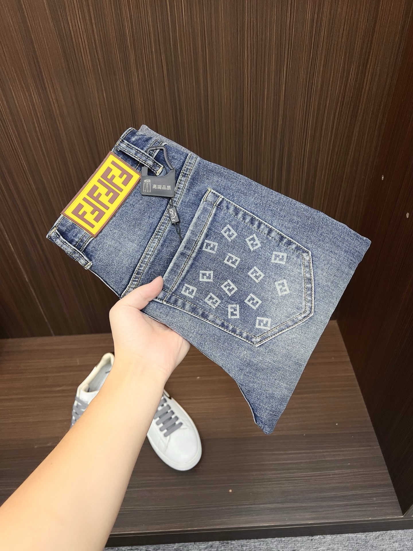 NO:682493,FENDI Fendi Men's Denim Jeans, Official Announcement Album and Poster Style!  High-grade imported denim raw color fabrics are supplied to customers, and the pure 13oz denim fabrics from Okayama, Japan are specially selected. Heavy-duty environmentally friendly plant enzyme washing process is used. The texture has a light retro color, which is quite beautiful and is very suitable for autumn and winter color matching. The fabric is soft and delicate after washing, but has strong bones and a slight stretch, providing an excellent comfortable experience. There is no damage from any technological elements throughout the body, retaining the purest tannin color!  The details throughout the body are perfect, exquisite and sophisticated. The latest leather label on the waist highlights the brand's characteristics. The hardware accessories, leather label and wiring all reflect the craftsmanship!  The silhouette is perfectly tailored and has excellent butt lift and slimming effect. It can be easily matched with any top in the wardrobe. It has wide compatibility and is suitable for various daily wear. The upper body is full of style. It is a must-have trousers for those who are obsessed with quality control and 1V!  Sizes 29-38 (not 35.37),,fendi,fendi,jeans,19860909FENDI 芬迪 男士丹宁牛仔裤,官宣画册海报穿搭款！ 客供高级进口的丹宁原色面料,特选日本冈山纯正13oz 盎司牛仔布料,重磅环保植物酵素水洗工艺,肌理有着淡淡的复古色彩,相当漂亮,极符合秋冬的配色,面料经过水洗后柔软细腻,但筋骨感极强,且略带弹力,提供了绝佳的舒适体验,通身无任何工艺元素破坏,保留了最纯粹的丹宁本色！通身细节完美如斯,精湛且考究,最新的腰部皮标彰显了品牌特质,五金配件、皮标、走线无不体现出匠心工艺！版型剪裁完美,提臀修身效果绝佳,可轻松横扫衣橱任何的上装搭配,兼容性广泛,满足于日常各种穿搭,上身型款十足,于品质控及1V迷控者必入型裤装！ 尺码29—38（没35.37）,,fendi,fendi,jeans,,Men's clothing