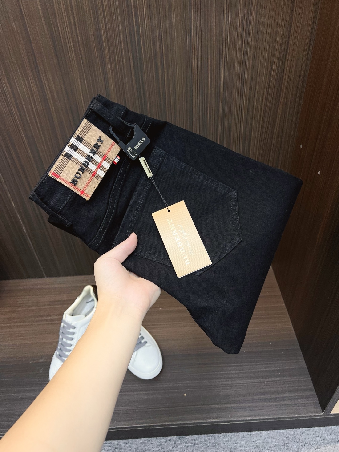 NO:647924,Burberry men's fashionable large-leg jeans, official album and poster wear style!  High-grade imported denim raw color fabrics are supplied to customers, and the pure 13oz denim fabrics from Okayama, Japan are specially selected. Heavy-duty environmentally friendly plant enzyme washing process is used. The texture has a light retro color, which is quite beautiful and is very suitable for autumn and winter color matching. The fabric is soft and delicate after washing, but has strong bones and a slight stretch, providing an excellent comfortable experience. There is no damage from any technological elements throughout the body, retaining the purest tannin color!  The details throughout the body are perfect, exquisite and sophisticated. The latest leather label on the waist highlights the brand's characteristics. The hardware accessories, leather label and wiring all reflect the craftsmanship!  The silhouette is perfectly tailored and has excellent butt lift and slimming effect. It can be easily matched with any top in the wardrobe. It has wide compatibility and is suitable for various daily wear. The upper body is full of style. It is a must-have trousers for those who are obsessed with quality control and 1V!  Size 29-38 No 35 37,,burberry,burberry,jeans,alexander wang19860909Burberry 巴宝莉 男士时尚潮流大裤脚牛仔裤,官宣画册海报穿搭款！ 客供高级进口的丹宁原色面料,特选日本冈山纯正13oz 盎司牛仔布料,重磅环保植物酵素水洗工艺,肌理有着淡淡的复古色彩,相当漂亮,极符合秋冬的配色,面料经过水洗后柔软细腻,但筋骨感极强,且略带弹力,提供了绝佳的舒适体验,通身无任何工艺元素破坏,保留了最纯粹的丹宁本色！通身细节完美如斯,精湛且考究,最新的腰部皮标彰显了品牌特质,五金配件、皮标、走线无不体现出匠心工艺！版型剪裁完美,提臀修身效果绝佳,可轻松横扫衣橱任何的上装搭配,兼容性广泛,满足于日常各种穿搭,上身型款十足,于品质控及1V迷控者必入型裤装！ 尺码29-38 无35 37,,burberry,burberry,jeans,alexander wang,Men's clothing