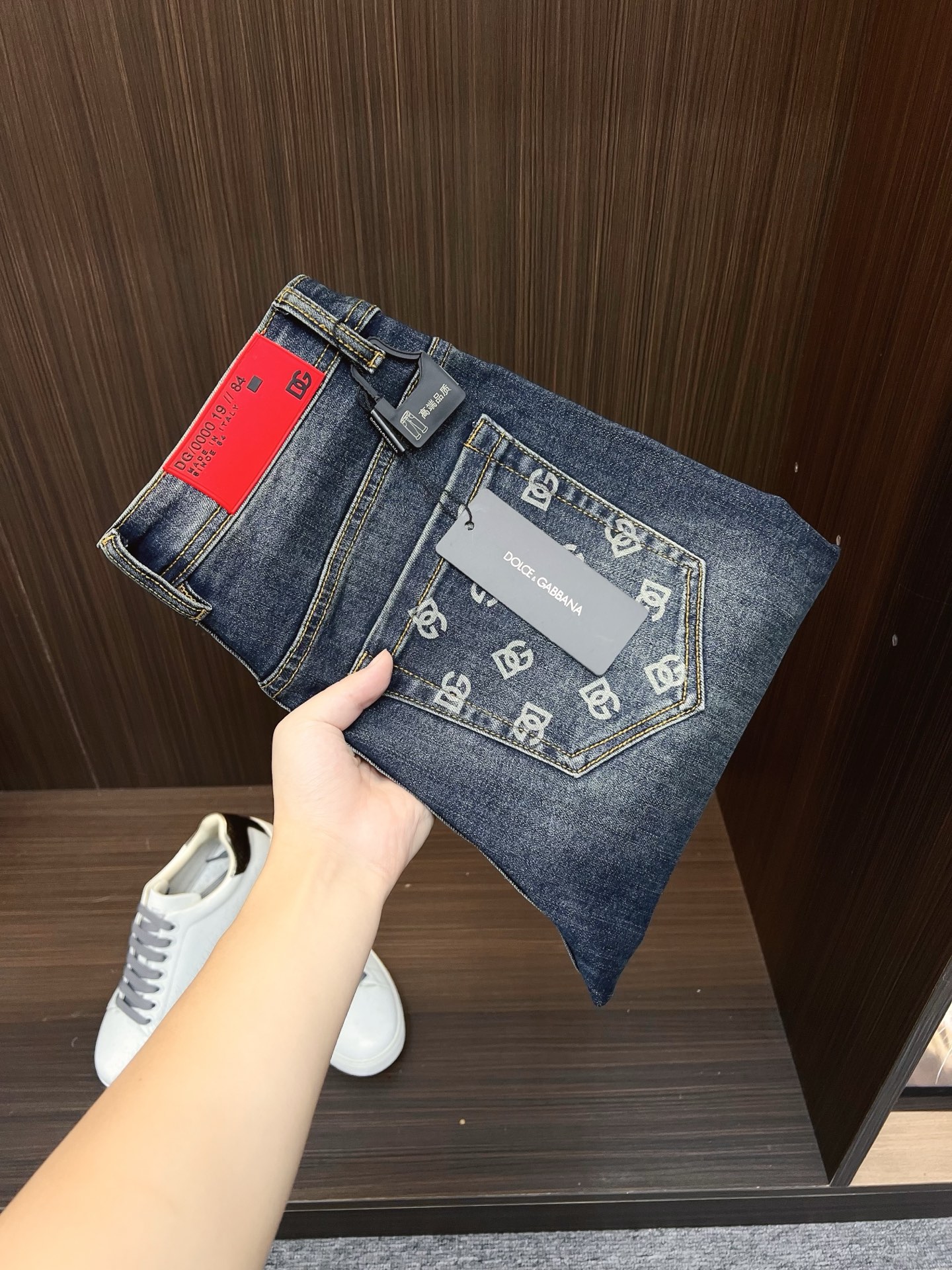 NO:682488,DG men's denim jeans, official album and poster outfit style!  High-grade imported denim raw color fabrics are supplied to customers, and the pure 13oz denim fabrics from Okayama, Japan are specially selected. Heavy-duty environmentally friendly plant enzyme washing process is used. The texture has a light retro color, which is quite beautiful and is very suitable for autumn and winter color matching. The fabric is soft and delicate after washing, but has strong bones and a slight stretch, providing an excellent comfortable experience. There is no damage from any technological elements throughout the body, retaining the purest tannin color!  The details throughout the body are perfect, exquisite and sophisticated. The latest leather label on the waist highlights the brand's characteristics. The hardware accessories, leather label and wiring all reflect the craftsmanship!  The silhouette is perfectly tailored and has excellent butt lift and slimming effect. It can be easily matched with any top in the wardrobe. It has wide compatibility and is suitable for various daily wear. The upper body is full of style. It is a must-have trousers for those who are obsessed with quality control and 1V!  Size 29-38 (not 35.37),,jeans,19860909DG 男士丹宁牛仔裤,官宣画册海报穿搭款！ 客供高级进口的丹宁原色面料,特选日本冈山纯正13oz 盎司牛仔布料,重磅环保植物酵素水洗工艺,肌理有着淡淡的复古色彩,相当漂亮,极符合秋冬的配色,面料经过水洗后柔软细腻,但筋骨感极强,且略带弹力,提供了绝佳的舒适体验,通身无任何工艺元素破坏,保留了最纯粹的丹宁本色！通身细节完美如斯,精湛且考究,最新的腰部皮标彰显了品牌特质,五金配件、皮标、走线无不体现出匠心工艺！版型剪裁完美,提臀修身效果绝佳,可轻松横扫衣橱任何的上装搭配,兼容性广泛,满足于日常各种穿搭,上身型款十足,于品质控及1V迷控者必入型裤装！ 尺码29—38（没35.37）,,jeans,,Men's clothing