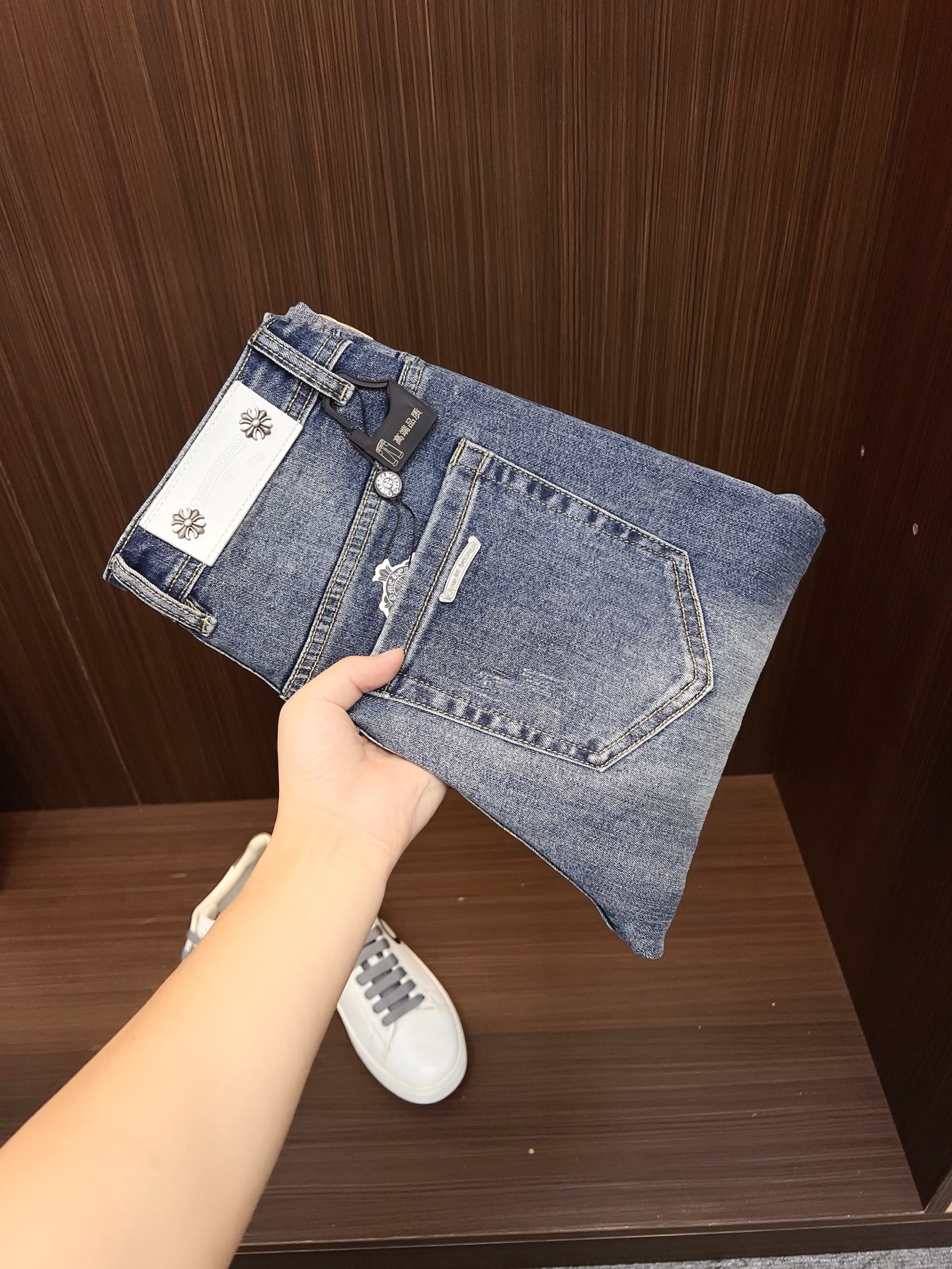 NO:647918,Croxin men's fashionable large-leg jeans, official album and poster outfit!  High-grade imported denim raw color fabrics are supplied to customers, and the pure 13oz denim fabrics from Okayama, Japan are specially selected. Heavy-duty environmentally friendly plant enzyme washing process is used. The texture has a light retro color, which is quite beautiful and is very suitable for autumn and winter color matching. The fabric is soft and delicate after washing, but has strong bones and a slight stretch, providing an excellent comfortable experience. There is no damage from any technological elements throughout the body, retaining the purest tannin color!  The details throughout the body are perfect, exquisite and sophisticated. The latest leather label on the waist highlights the brand's characteristics. The hardware accessories, leather label and wiring all reflect the craftsmanship!  The silhouette is perfectly tailored and has excellent butt lift and slimming effect. It can be easily matched with any top in the wardrobe. It has wide compatibility and is suitable for various daily wear. The upper body is full of style. It is a must-have trousers for those who are obsessed with quality control and 1V!  Size 29-38 No 35 37,,chrome hearts,jeans,alexander wang19860909克罗心 男士时尚潮流大裤脚牛仔裤,官宣画册海报穿搭款！ 客供高级进口的丹宁原色面料,特选日本冈山纯正13oz 盎司牛仔布料,重磅环保植物酵素水洗工艺,肌理有着淡淡的复古色彩,相当漂亮,极符合秋冬的配色,面料经过水洗后柔软细腻,但筋骨感极强,且略带弹力,提供了绝佳的舒适体验,通身无任何工艺元素破坏,保留了最纯粹的丹宁本色！通身细节完美如斯,精湛且考究,最新的腰部皮标彰显了品牌特质,五金配件、皮标、走线无不体现出匠心工艺！版型剪裁完美,提臀修身效果绝佳,可轻松横扫衣橱任何的上装搭配,兼容性广泛,满足于日常各种穿搭,上身型款十足,于品质控及1V迷控者必入型裤装！ 尺码29-38 无35 37,,chrome hearts,jeans,alexander wang,Men's clothing