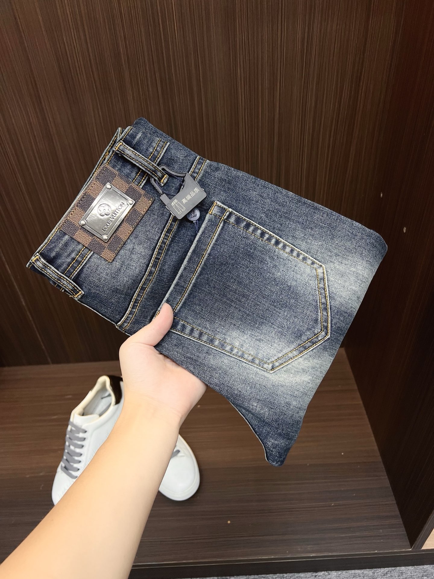 NO:647906,LV men's fashion trendy large hem jeans, official album and poster wear style!  High-grade imported denim raw color fabrics are supplied to customers, and the pure 13oz denim fabrics from Okayama, Japan are specially selected. Heavy-duty environmentally friendly plant enzyme washing process is used. The texture has a light retro color, which is quite beautiful and is very suitable for autumn and winter color matching. The fabric is soft and delicate after washing, but has strong bones and a slight stretch, providing an excellent comfortable experience. There is no damage from any technological elements throughout the body, retaining the purest tannin color!  The details throughout the body are perfect, exquisite and sophisticated. The latest leather label on the waist highlights the brand's characteristics. The hardware accessories, leather label and wiring all reflect the craftsmanship!  The silhouette is perfectly tailored and has excellent butt lift and slimming effect. It can be easily matched with any top in the wardrobe. It has wide compatibility and is suitable for various daily wear. The upper body is full of style. It is a must-have trousers for those who are obsessed with quality control and 1V!  Size 29-38 No 35 37,,louis vuitton,jeans,alexander wang19860909LV 男士时尚潮流大裤脚牛仔裤,官宣画册海报穿搭款！ 客供高级进口的丹宁原色面料,特选日本冈山纯正13oz 盎司牛仔布料,重磅环保植物酵素水洗工艺,肌理有着淡淡的复古色彩,相当漂亮,极符合秋冬的配色,面料经过水洗后柔软细腻,但筋骨感极强,且略带弹力,提供了绝佳的舒适体验,通身无任何工艺元素破坏,保留了最纯粹的丹宁本色！通身细节完美如斯,精湛且考究,最新的腰部皮标彰显了品牌特质,五金配件、皮标、走线无不体现出匠心工艺！版型剪裁完美,提臀修身效果绝佳,可轻松横扫衣橱任何的上装搭配,兼容性广泛,满足于日常各种穿搭,上身型款十足,于品质控及1V迷控者必入型裤装！ 尺码29-38 无35 37,,louis vuitton,jeans,alexander wang,Men's clothing