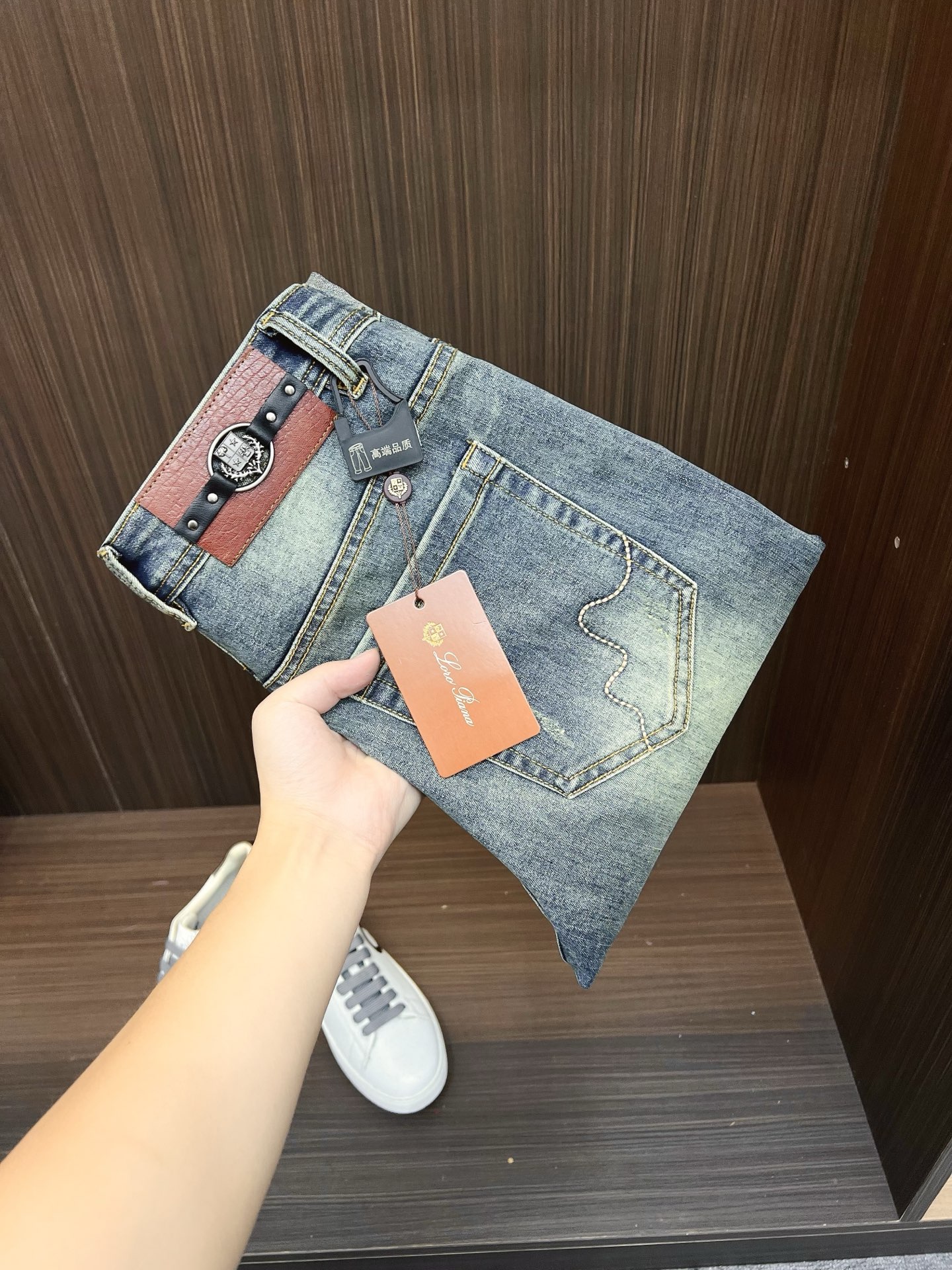 NO:647900,LP men's fashion trendy large hem jeans, official album and poster wear style!  High-grade imported denim raw color fabrics are supplied to customers, and the pure 13oz denim fabrics from Okayama, Japan are specially selected. Heavy-duty environmentally friendly plant enzyme washing process is used. The texture has a light retro color, which is quite beautiful and is very suitable for autumn and winter color matching. The fabric is soft and delicate after washing, but has strong bones and a slight stretch, providing an excellent comfortable experience. There is no damage from any technological elements throughout the body, retaining the purest tannin color!  The details throughout the body are perfect, exquisite and sophisticated. The latest leather label on the waist highlights the brand's characteristics. The hardware accessories, leather label and wiring all reflect the craftsmanship!  The silhouette is perfectly tailored and has excellent butt lift and slimming effect. It can be easily matched with any top in the wardrobe. It has wide compatibility and is suitable for various daily wear. The upper body is full of style. It is a must-have trousers for those who are obsessed with quality control and 1V!  Size 29-38 No 35 37,,loro piana,jeans,alexander wang19860909LP 男士时尚潮流大裤脚牛仔裤,官宣画册海报穿搭款！ 客供高级进口的丹宁原色面料,特选日本冈山纯正13oz 盎司牛仔布料,重磅环保植物酵素水洗工艺,肌理有着淡淡的复古色彩,相当漂亮,极符合秋冬的配色,面料经过水洗后柔软细腻,但筋骨感极强,且略带弹力,提供了绝佳的舒适体验,通身无任何工艺元素破坏,保留了最纯粹的丹宁本色！通身细节完美如斯,精湛且考究,最新的腰部皮标彰显了品牌特质,五金配件、皮标、走线无不体现出匠心工艺！版型剪裁完美,提臀修身效果绝佳,可轻松横扫衣橱任何的上装搭配,兼容性广泛,满足于日常各种穿搭,上身型款十足,于品质控及1V迷控者必入型裤装！ 尺码29-38 无35 37,,loro piana,jeans,alexander wang,Men's clothing