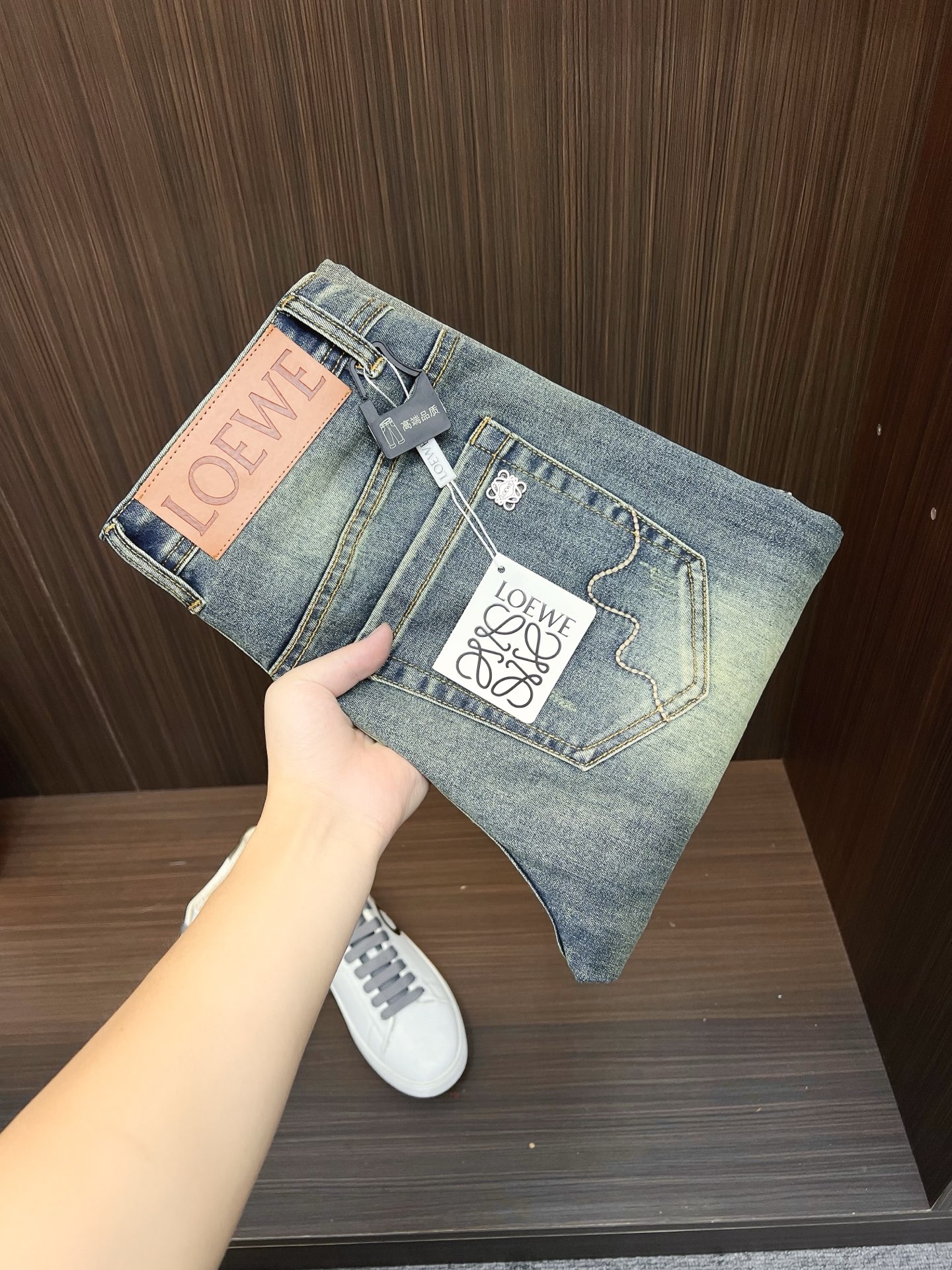 NO:647896,Loewe men's fashionable large-leg jeans, official album and poster outfit!  High-grade imported denim raw color fabrics are supplied to customers, and the pure 13oz denim fabrics from Okayama, Japan are specially selected. Heavy-duty environmentally friendly plant enzyme washing process is used. The texture has a light retro color, which is quite beautiful and is very suitable for autumn and winter color matching. The fabric is soft and delicate after washing, but has strong bones and a slight stretch, providing an excellent comfortable experience. There is no damage from any technological elements throughout the body, retaining the purest tannin color!  The details throughout the body are perfect, exquisite and sophisticated. The latest leather label on the waist highlights the brand's characteristics. The hardware accessories, leather label and wiring all reflect the craftsmanship!  The silhouette is perfectly tailored and has excellent butt lift and slimming effect. It can be easily matched with any top in the wardrobe. It has wide compatibility and is suitable for various daily wear. The upper body is full of style. It is a must-have trousers for those who are obsessed with quality control and 1V!  Size 29-38 No 35 37,,loewe,jeans,alexander wang19860909罗意威 男士时尚潮流大裤脚牛仔裤,官宣画册海报穿搭款！ 客供高级进口的丹宁原色面料,特选日本冈山纯正13oz 盎司牛仔布料,重磅环保植物酵素水洗工艺,肌理有着淡淡的复古色彩,相当漂亮,极符合秋冬的配色,面料经过水洗后柔软细腻,但筋骨感极强,且略带弹力,提供了绝佳的舒适体验,通身无任何工艺元素破坏,保留了最纯粹的丹宁本色！通身细节完美如斯,精湛且考究,最新的腰部皮标彰显了品牌特质,五金配件、皮标、走线无不体现出匠心工艺！版型剪裁完美,提臀修身效果绝佳,可轻松横扫衣橱任何的上装搭配,兼容性广泛,满足于日常各种穿搭,上身型款十足,于品质控及1V迷控者必入型裤装！ 尺码29-38 无35 37,,loewe,jeans,alexander wang,Men's clothing