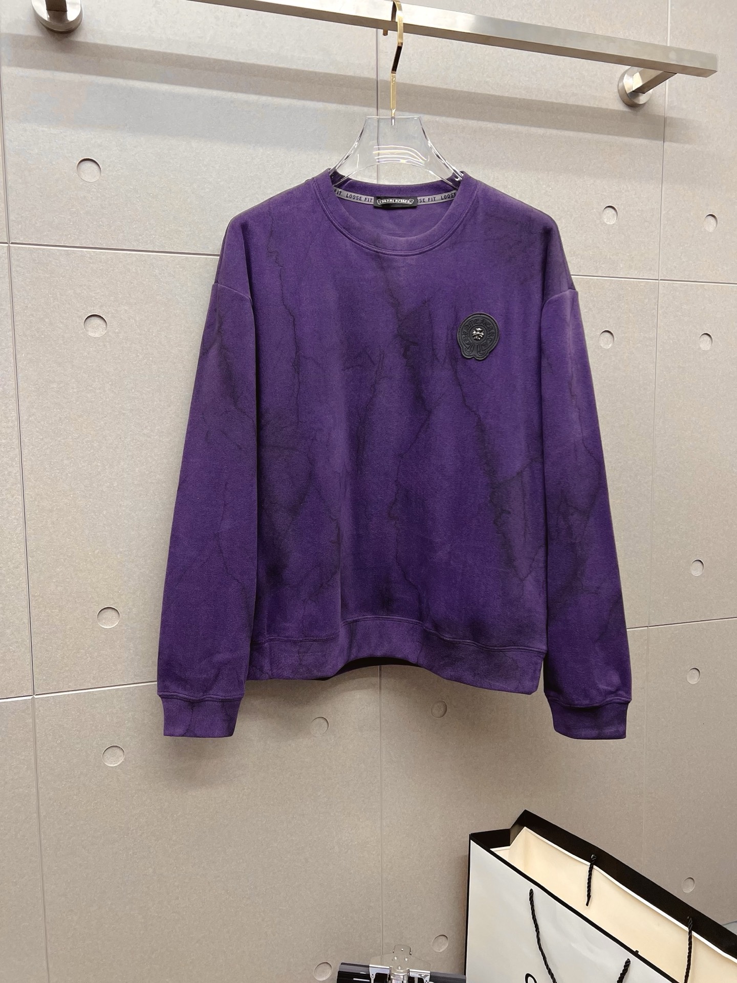 NO:600735,Croxin 2025 autumn and winter new design sweatshirt official website synchronization!  This T-shirt combines minimalist design and exquisite details. The oversize trim is reminiscent of Tyrolean dress details, calling for modern ideas, creating a different conceptual pattern, and injecting rich connotations into traditional cotton T-shirts. The LOGO on the front graphic webbing is unique and shows the brand's nobility. It highlights the style of a big brand, sets off the minimalist design style, and reveals the elegance at a glance!  As a brand that pursues design and tailoring techniques, the materials used will never disappoint!  The body of this shirt is made of Solona cotton blended gram fabric, which is noble and exquisite. The cotton surface is full, soft and skin-friendly. In short, such a classic style is a must-have for autumn and winter!  M-3XL,,versace,chrome hearts,hoodie,sweatshirts,tees,t-shirt,alexander wang19860909克罗心 2025秋冬 新款设计感卫衣 官网同步！这款T恤极简主义设计和精美细节于一身.Oversize饰边引人联想蒂罗尔着装细节,召唤摩登新意,造就不同以往的概念化图案,为传统棉质T恤注入丰盈内涵.前幅图形织带车出的LOGO,别具一番特色,更显品牌尊贵 彰显大牌风范,衬托出了极简主义的设计风格,把优雅风展露的一览无余！ 作为一个追求设计感和裁剪工艺的品牌,用料永远不会让人失望！本款衫身采用索洛纳棉混纺 克面料,高贵精致,布面棉质饱满柔软亲肤 总之这么经典的款,秋冬必备！M-3XL,,versace,chrome hearts,hoodie,sweatshirts,tees，t-shirt,alexander wang,Men's clothing