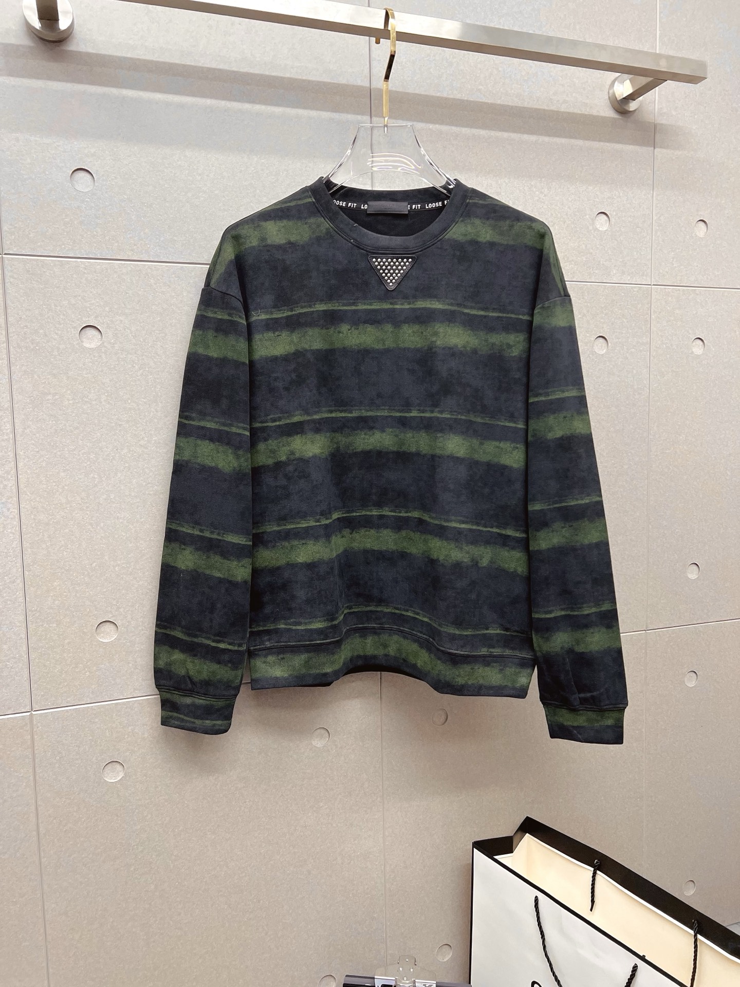 NO:600738,PRADA 2025 autumn and winter new design sweatshirt official website synchronization!  This T-shirt combines minimalist design and exquisite details. The oversize trim is reminiscent of Tyrolean dress details, calling for modern ideas, creating a different conceptual pattern, and injecting rich connotations into traditional cotton T-shirts. The LOGO on the front graphic webbing is unique and shows the brand's nobility. It highlights the style of a big brand, sets off the minimalist design style, and reveals the elegance at a glance!  As a brand that pursues design and tailoring techniques, the materials used will never disappoint!  The body of this shirt is made of Solona cotton blended gram fabric, which is noble and exquisite. The cotton surface is full, soft and skin-friendly. In short, such a classic style is a must-have for autumn and winter!  M-3XL,,prada,prada,versace,hoodie,sweatshirts,tees,t-shirt,alexander wang19860909PRADA 普拉达 2025秋冬 新款设计感卫衣 官网同步！这款T恤极简主义设计和精美细节于一身.Oversize饰边引人联想蒂罗尔着装细节,召唤摩登新意,造就不同以往的概念化图案,为传统棉质T恤注入丰盈内涵.前幅图形织带车出的LOGO,别具一番特色,更显品牌尊贵 彰显大牌风范,衬托出了极简主义的设计风格,把优雅风展露的一览无余！ 作为一个追求设计感和裁剪工艺的品牌,用料永远不会让人失望！本款衫身采用索洛纳棉混纺 克面料,高贵精致,布面棉质饱满柔软亲肤 总之这么经典的款,秋冬必备！M-3XL,,prada,prada,versace,hoodie,sweatshirts,tees，t-shirt,alexander wang,Men's clothing