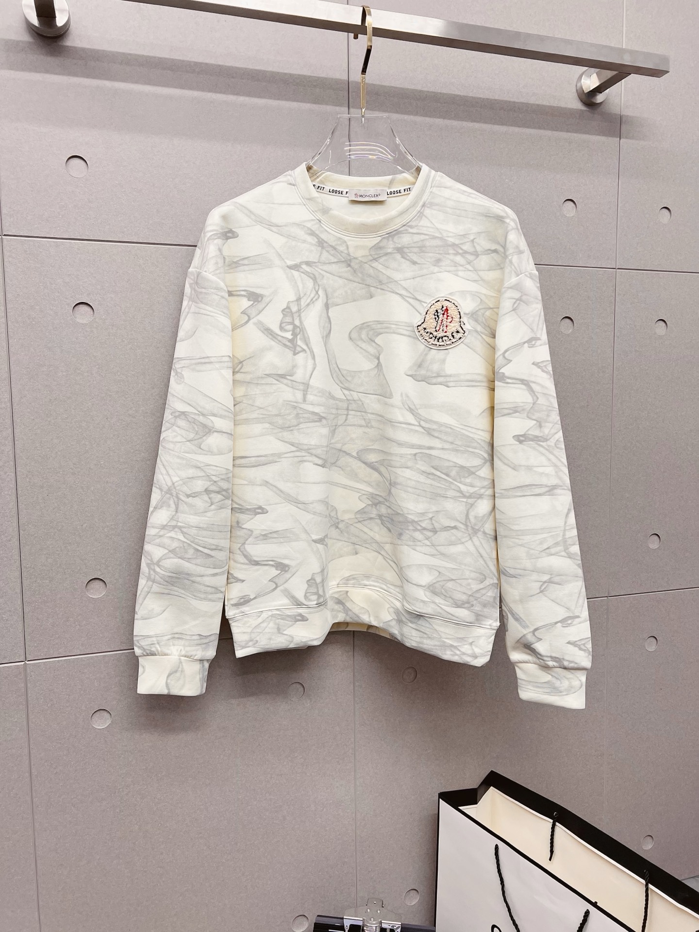 NO:600741,Mengkou 2025 autumn and winter new design sweatshirt official website synchronized!  This T-shirt combines minimalist design and exquisite details. The oversize trim is reminiscent of Tyrolean dress details, calling for modern ideas, creating a different conceptual pattern, and injecting rich connotation into the traditional cotton T-shirt. The LOGO on the front graphic webbing is unique and shows the brand's nobility. It highlights the style of a big brand, sets off the minimalist design style, and reveals the elegance at a glance!  As a brand that pursues design and tailoring techniques, the materials used will never disappoint!  The body of this shirt is made of Solona cotton blended gram fabric, which is noble and exquisite. The cotton surface is full, soft and skin-friendly. In short, such a classic style is a must-have for autumn and winter!  M-3XL,,versace,Moncler,hoodie,sweatshirts,tees,t-shirt,alexander wang19860909蒙口 2025秋冬 新款设计感卫衣 官网同步！这款T恤极简主义设计和精美细节于一身.Oversize饰边引人联想蒂罗尔着装细节,召唤摩登新意,造就不同以往的概念化图案,为传统棉质T恤注入丰盈内涵.前幅图形织带车出的LOGO,别具一番特色,更显品牌尊贵 彰显大牌风范,衬托出了极简主义的设计风格,把优雅风展露的一览无余！ 作为一个追求设计感和裁剪工艺的品牌,用料永远不会让人失望！本款衫身采用索洛纳棉混纺 克面料,高贵精致,布面棉质饱满柔软亲肤 总之这么经典的款,秋冬必备！M-3XL,,versace,Moncler,hoodie,sweatshirts,tees，t-shirt,alexander wang,Men's clothing