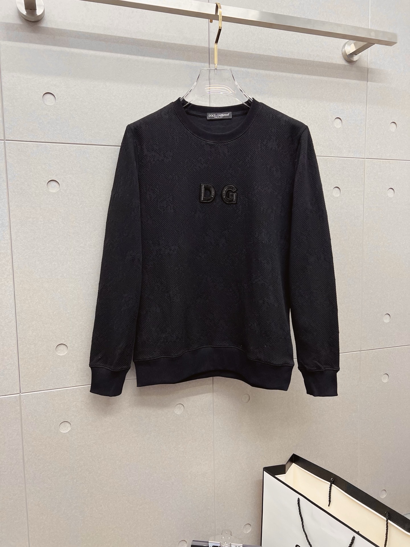 NO:600744,DG 2025 autumn and winter new design sweatshirt official website synchronized!  This T-shirt combines minimalist design and exquisite details. The oversize trim is reminiscent of Tyrolean dress details, calling for modern ideas, creating a different conceptual pattern, and injecting rich connotation into the traditional cotton T-shirt. The LOGO on the front graphic webbing is unique and shows the brand's nobility. It highlights the style of a big brand, sets off the minimalist design style, and reveals the elegance at a glance!  As a brand that pursues design and tailoring techniques, the materials used will never disappoint!  The body of this shirt is made of Solona cotton blended gram fabric, which is noble and exquisite. The cotton surface is full, soft and skin-friendly. In short, such a classic style is a must-have for autumn and winter!  M-3XL,,versace,hoodie,sweatshirts,tees,t-shirt,alexander wang19860909DG 2025秋冬 新款设计感卫衣 官网同步！这款T恤极简主义设计和精美细节于一身.Oversize饰边引人联想蒂罗尔着装细节,召唤摩登新意,造就不同以往的概念化图案,为传统棉质T恤注入丰盈内涵.前幅图形织带车出的LOGO,别具一番特色,更显品牌尊贵 彰显大牌风范,衬托出了极简主义的设计风格,把优雅风展露的一览无余！ 作为一个追求设计感和裁剪工艺的品牌,用料永远不会让人失望！本款衫身采用索洛纳棉混纺 克面料,高贵精致,布面棉质饱满柔软亲肤 总之这么经典的款,秋冬必备！M-3XL,,versace,hoodie,sweatshirts,tees，t-shirt,alexander wang,Men's clothing