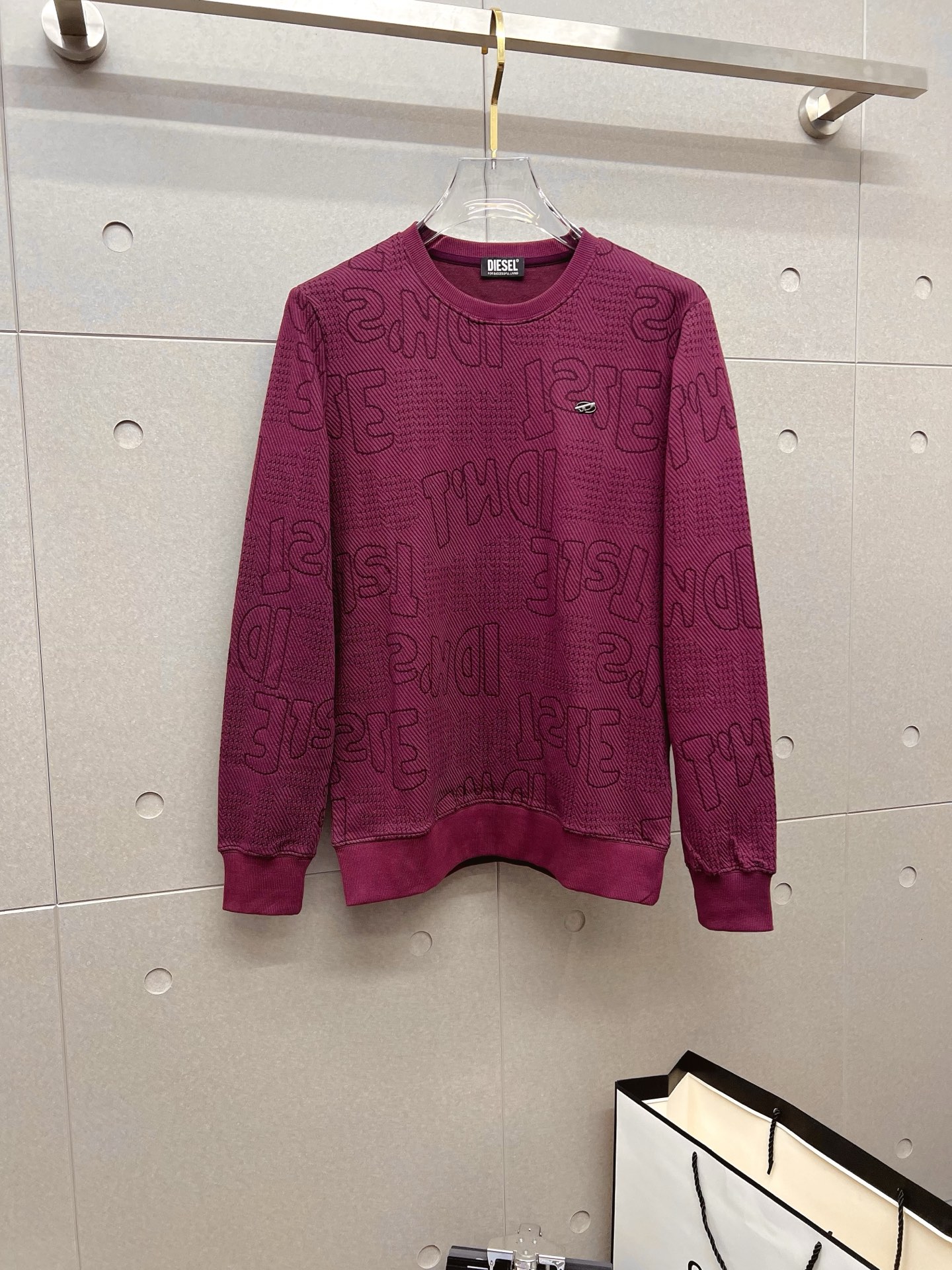 NO:600747,Diesel 2025 autumn and winter new design sweatshirt official website synchronized!  This T-shirt combines minimalist design and exquisite details. The oversize trim is reminiscent of Tyrolean dress details, calling for modern ideas, creating a different conceptual pattern, and injecting rich connotations into traditional cotton T-shirts. The LOGO on the front graphic webbing is unique and shows the brand's nobility. It highlights the style of a big brand, sets off the minimalist design style, and reveals the elegance at a glance!  As a brand that pursues design and tailoring techniques, the materials used will never disappoint!  The body of this shirt is made of Solona cotton blended gram fabric, which is noble and exquisite. The cotton surface is full, soft and skin-friendly. In short, such a classic style is a must-have for autumn and winter!  M-3XL,,versace,hoodie,sweatshirts,tees,t-shirt,alexander wang19860909迪赛 2025秋冬 新款设计感卫衣 官网同步！这款T恤极简主义设计和精美细节于一身.Oversize饰边引人联想蒂罗尔着装细节,召唤摩登新意,造就不同以往的概念化图案,为传统棉质T恤注入丰盈内涵.前幅图形织带车出的LOGO,别具一番特色,更显品牌尊贵 彰显大牌风范,衬托出了极简主义的设计风格,把优雅风展露的一览无余！ 作为一个追求设计感和裁剪工艺的品牌,用料永远不会让人失望！本款衫身采用索洛纳棉混纺 克面料,高贵精致,布面棉质饱满柔软亲肤 总之这么经典的款,秋冬必备！M-3XL,,versace,hoodie,sweatshirts,tees，t-shirt,alexander wang,Men's clothing