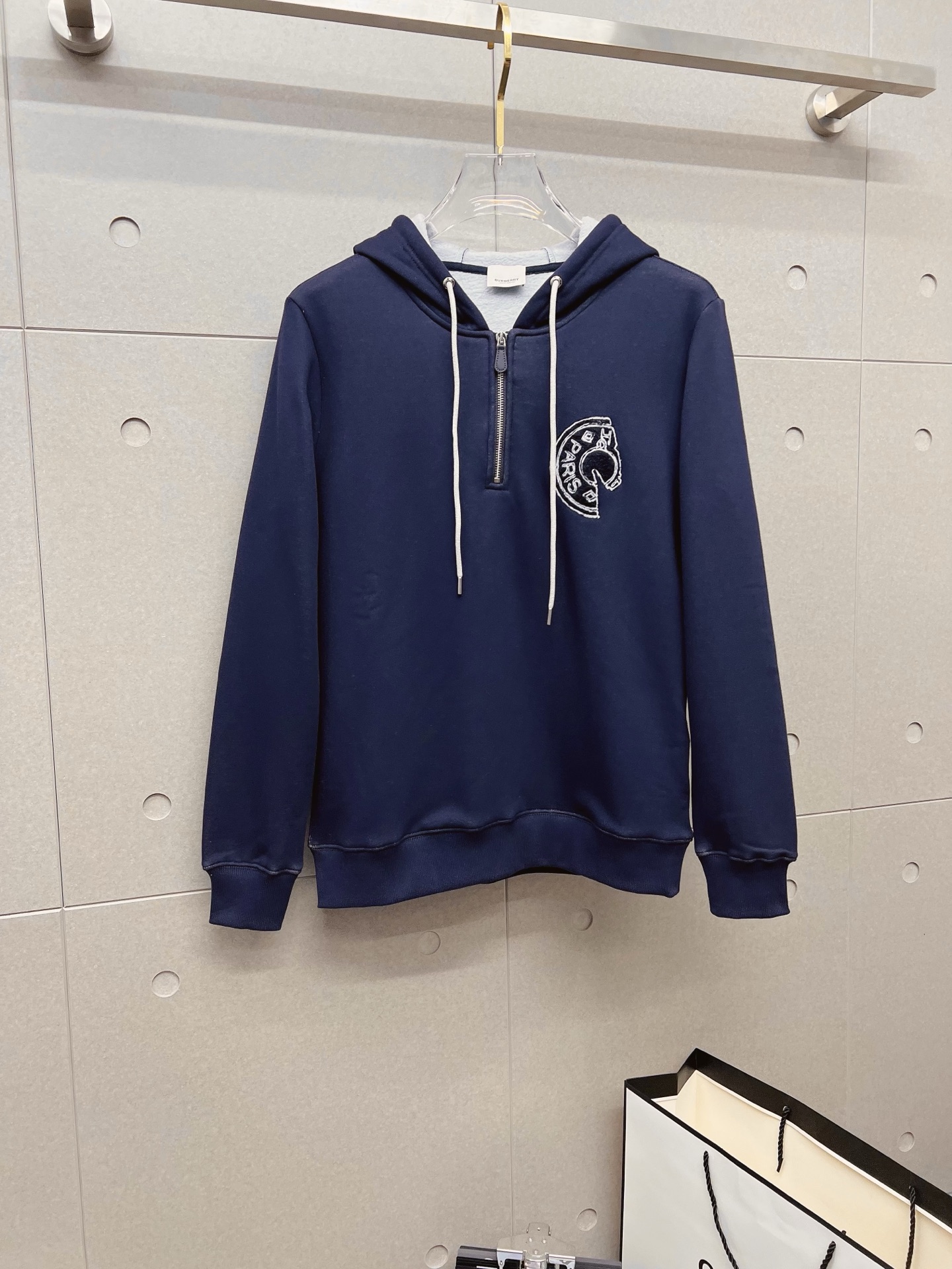 NO:600745,Burberry 2025 autumn and winter new design sweatshirt official website synchronized!  This T-shirt combines minimalist design and exquisite details. The oversize trim is reminiscent of Tyrolean dress details, calling for modern ideas, creating a different conceptual pattern, and injecting rich connotations into traditional cotton T-shirts. The LOGO on the front graphic webbing is unique and shows the brand's nobility. It highlights the style of a big brand, sets off the minimalist design style, and reveals the elegance at a glance!  As a brand that pursues design and tailoring techniques, the materials used will never disappoint!  The body of this shirt is made of Solona cotton blended gram fabric, which is noble and exquisite. The cotton surface is full, soft and skin-friendly. In short, such a classic style is a must-have for autumn and winter!  M-3XL,,burberry,burberry,versace,hoodie,sweatshirts,tees,t-shirt,alexander wang19860909Burberry 巴宝莉 2025秋冬 新款设计感卫衣 官网同步！这款T恤极简主义设计和精美细节于一身.Oversize饰边引人联想蒂罗尔着装细节,召唤摩登新意,造就不同以往的概念化图案,为传统棉质T恤注入丰盈内涵.前幅图形织带车出的LOGO,别具一番特色,更显品牌尊贵 彰显大牌风范,衬托出了极简主义的设计风格,把优雅风展露的一览无余！ 作为一个追求设计感和裁剪工艺的品牌,用料永远不会让人失望！本款衫身采用索洛纳棉混纺 克面料,高贵精致,布面棉质饱满柔软亲肤 总之这么经典的款,秋冬必备！M-3XL,,burberry,burberry,versace,hoodie,sweatshirts,tees，t-shirt,alexander wang,Men's clothing