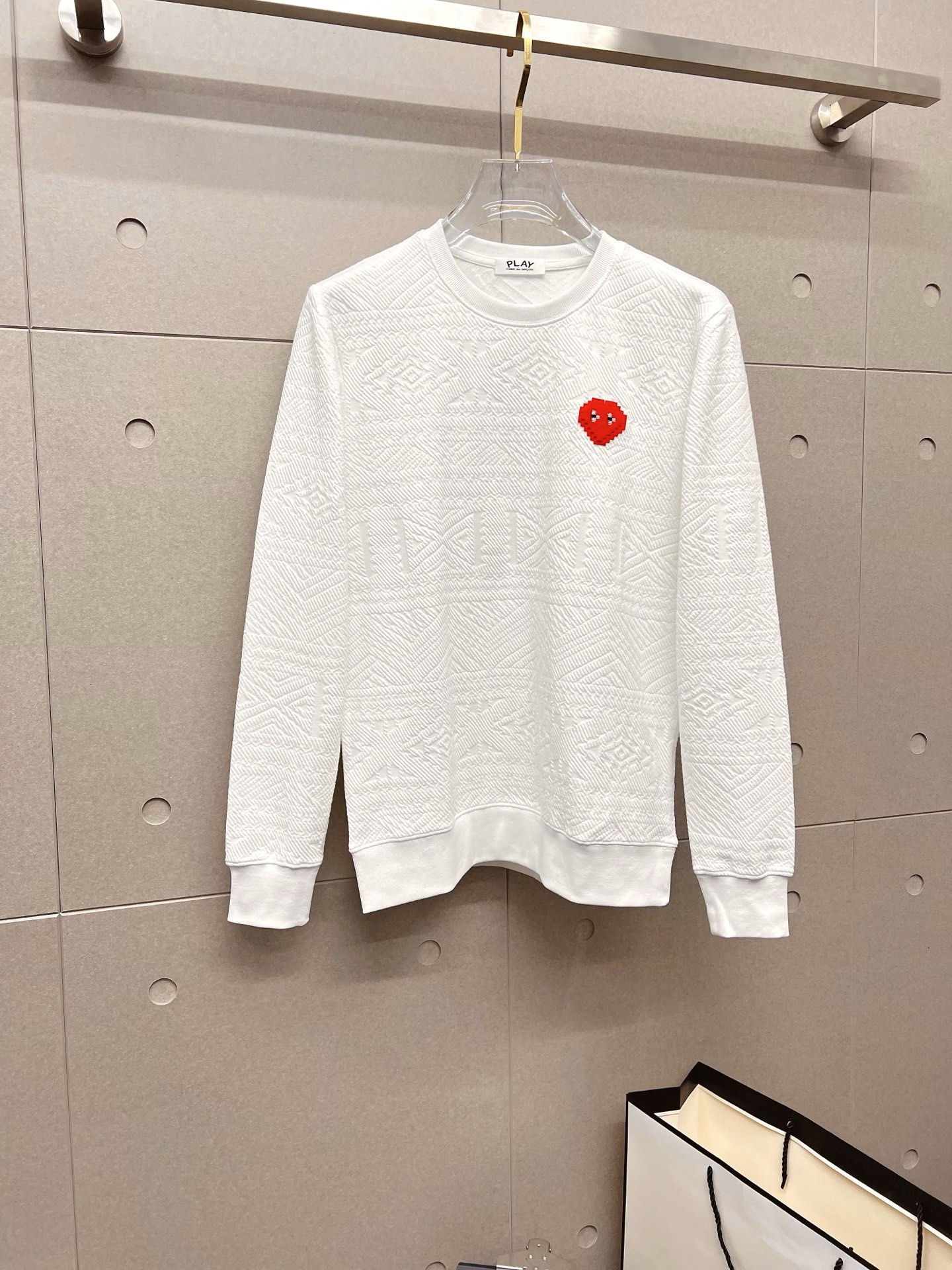 NO:600750,PLAY 2025 autumn and winter new design sweatshirt official website synchronized!  This T-shirt combines minimalist design and exquisite details. The oversize trim is reminiscent of Tyrolean dress details, calling for modern ideas, creating a different conceptual pattern, and injecting rich connotations into traditional cotton T-shirts. The LOGO on the front graphic webbing is unique and shows the brand's nobility. It highlights the style of a big brand, sets off the minimalist design style, and reveals the elegance at a glance!  As a brand that pursues design and tailoring techniques, the materials used will never disappoint!  The body of this shirt is made of Solona cotton blended gram fabric, which is noble and exquisite. The cotton surface is full, soft and skin-friendly. In short, such a classic style is a must-have for autumn and winter!  M-3XL,,versace,hoodie,sweatshirts,tees,t-shirt,alexander wang19860909PLAY 2025秋冬 新款设计感卫衣 官网同步！这款T恤极简主义设计和精美细节于一身.Oversize饰边引人联想蒂罗尔着装细节,召唤摩登新意,造就不同以往的概念化图案,为传统棉质T恤注入丰盈内涵.前幅图形织带车出的LOGO,别具一番特色,更显品牌尊贵 彰显大牌风范,衬托出了极简主义的设计风格,把优雅风展露的一览无余！ 作为一个追求设计感和裁剪工艺的品牌,用料永远不会让人失望！本款衫身采用索洛纳棉混纺 克面料,高贵精致,布面棉质饱满柔软亲肤 总之这么经典的款,秋冬必备！M-3XL,,versace,hoodie,sweatshirts,tees，t-shirt,alexander wang,Men's clothing