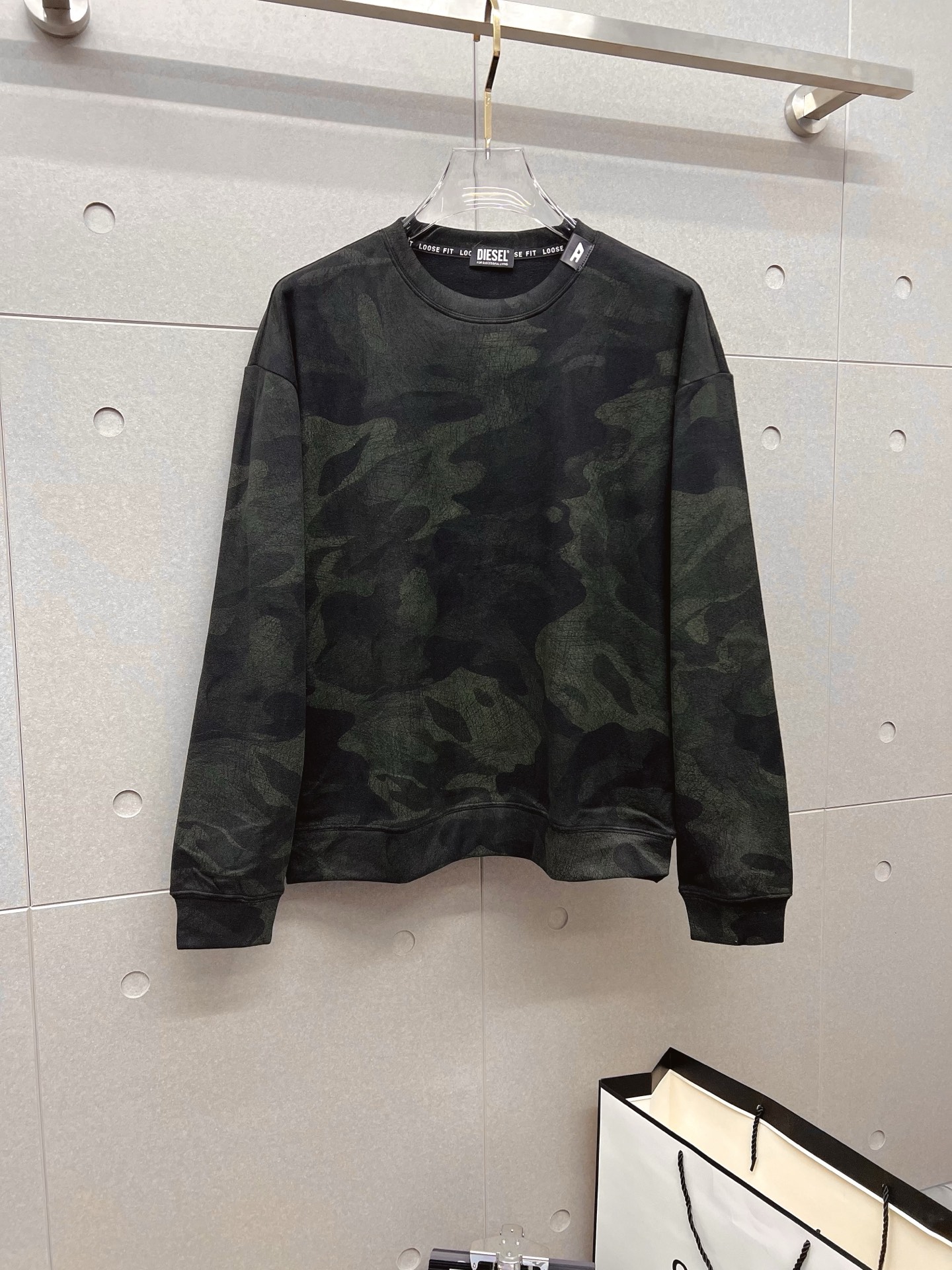 NO:600748,Diesel 2025 autumn and winter new design sweatshirt official website synchronized!  This T-shirt combines minimalist design and exquisite details. The oversize trim is reminiscent of Tyrolean dress details, calling for modern ideas, creating a different conceptual pattern, and injecting rich connotation into the traditional cotton T-shirt. The LOGO on the front graphic webbing is unique and shows the brand's nobility. It highlights the style of a big brand, sets off the minimalist design style, and reveals the elegance at a glance!  As a brand that pursues design and tailoring techniques, the materials used will never disappoint!  The body of this shirt is made of Solona cotton blended gram fabric, which is noble and exquisite. The cotton surface is full, soft and skin-friendly. In short, such a classic style is a must-have for autumn and winter!  M-3XL,,versace,hoodie,sweatshirts,tees,t-shirt,alexander wang19860909迪赛 2025秋冬 新款设计感卫衣 官网同步！这款T恤极简主义设计和精美细节于一身.Oversize饰边引人联想蒂罗尔着装细节,召唤摩登新意,造就不同以往的概念化图案,为传统棉质T恤注入丰盈内涵.前幅图形织带车出的LOGO,别具一番特色,更显品牌尊贵 彰显大牌风范,衬托出了极简主义的设计风格,把优雅风展露的一览无余！ 作为一个追求设计感和裁剪工艺的品牌,用料永远不会让人失望！本款衫身采用索洛纳棉混纺 克面料,高贵精致,布面棉质饱满柔软亲肤 总之这么经典的款,秋冬必备！M-3XL,,versace,hoodie,sweatshirts,tees，t-shirt,alexander wang,Men's clothing