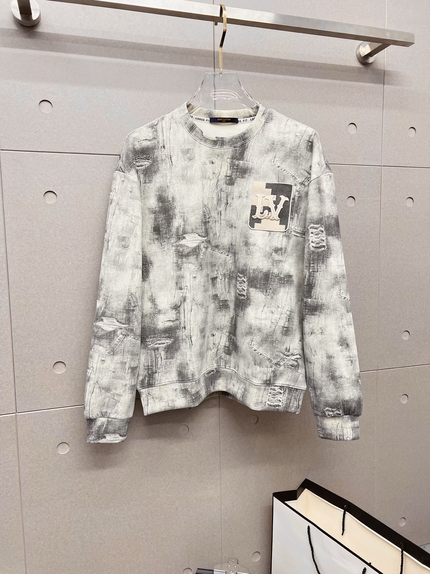 NO:600724,LV 2025 autumn and winter new design sweatshirt official website synchronization!  This T-shirt combines minimalist design and exquisite details. The oversize trim is reminiscent of Tyrolean dress details, calling for modern ideas, creating a different conceptual pattern, and injecting rich connotation into the traditional cotton T-shirt. The LOGO on the front graphic webbing is unique and shows the brand's nobility. It highlights the style of a big brand, sets off the minimalist design style, and reveals the elegance at a glance!  As a brand that pursues design and tailoring techniques, the materials used will never disappoint!  The body of this shirt is made of Solona cotton blended gram fabric, which is noble and exquisite. The cotton surface is full, soft and skin-friendly. In short, such a classic style is a must-have for autumn and winter!  M-3XL,,louis vuitton,versace,hoodie,sweatshirts,tees,t-shirt,alexander wang19860909LV 2025秋冬 新款设计感卫衣 官网同步！这款T恤极简主义设计和精美细节于一身.Oversize饰边引人联想蒂罗尔着装细节,召唤摩登新意,造就不同以往的概念化图案,为传统棉质T恤注入丰盈内涵.前幅图形织带车出的LOGO,别具一番特色,更显品牌尊贵 彰显大牌风范,衬托出了极简主义的设计风格,把优雅风展露的一览无余！ 作为一个追求设计感和裁剪工艺的品牌,用料永远不会让人失望！本款衫身采用索洛纳棉混纺 克面料,高贵精致,布面棉质饱满柔软亲肤 总之这么经典的款,秋冬必备！M-3XL,,louis vuitton,versace,hoodie,sweatshirts,tees，t-shirt,alexander wang,Men's clothing