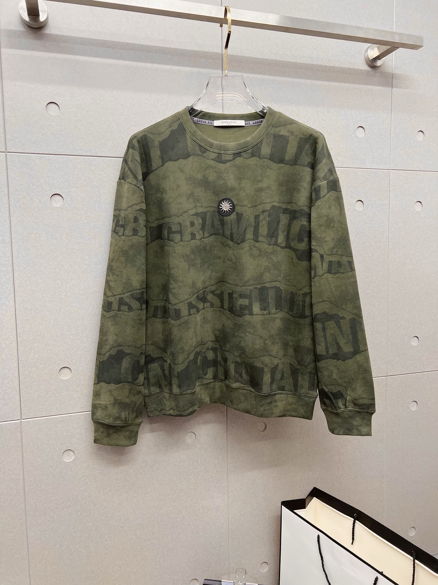 NO:600727,Givenchy 2025 autumn and winter new design sweatshirt official website synchronized!  This T-shirt combines minimalist design and exquisite details. The oversize trim is reminiscent of Tyrolean dress details, calling for modern ideas, creating a different conceptual pattern, and injecting rich connotation into the traditional cotton T-shirt. The LOGO on the front graphic webbing is unique and shows the brand's nobility. It highlights the style of a big brand, sets off the minimalist design style, and reveals the elegance at a glance!  As a brand that pursues design and tailoring techniques, the materials used will never disappoint!  The body of this shirt is made of Solona cotton blended gram fabric, which is noble and exquisite. The cotton surface is full, soft and skin-friendly. In short, such a classic style is a must-have for autumn and winter!  M-3XL,,givenchy,versace,hoodie,sweatshirts,tees,t-shirt,alexander wang19860909纪梵希 2025秋冬 新款设计感卫衣 官网同步！这款T恤极简主义设计和精美细节于一身.Oversize饰边引人联想蒂罗尔着装细节,召唤摩登新意,造就不同以往的概念化图案,为传统棉质T恤注入丰盈内涵.前幅图形织带车出的LOGO,别具一番特色,更显品牌尊贵 彰显大牌风范,衬托出了极简主义的设计风格,把优雅风展露的一览无余！ 作为一个追求设计感和裁剪工艺的品牌,用料永远不会让人失望！本款衫身采用索洛纳棉混纺 克面料,高贵精致,布面棉质饱满柔软亲肤 总之这么经典的款,秋冬必备！M-3XL,,givenchy,versace,hoodie,sweatshirts,tees，t-shirt,alexander wang,Men's clothing