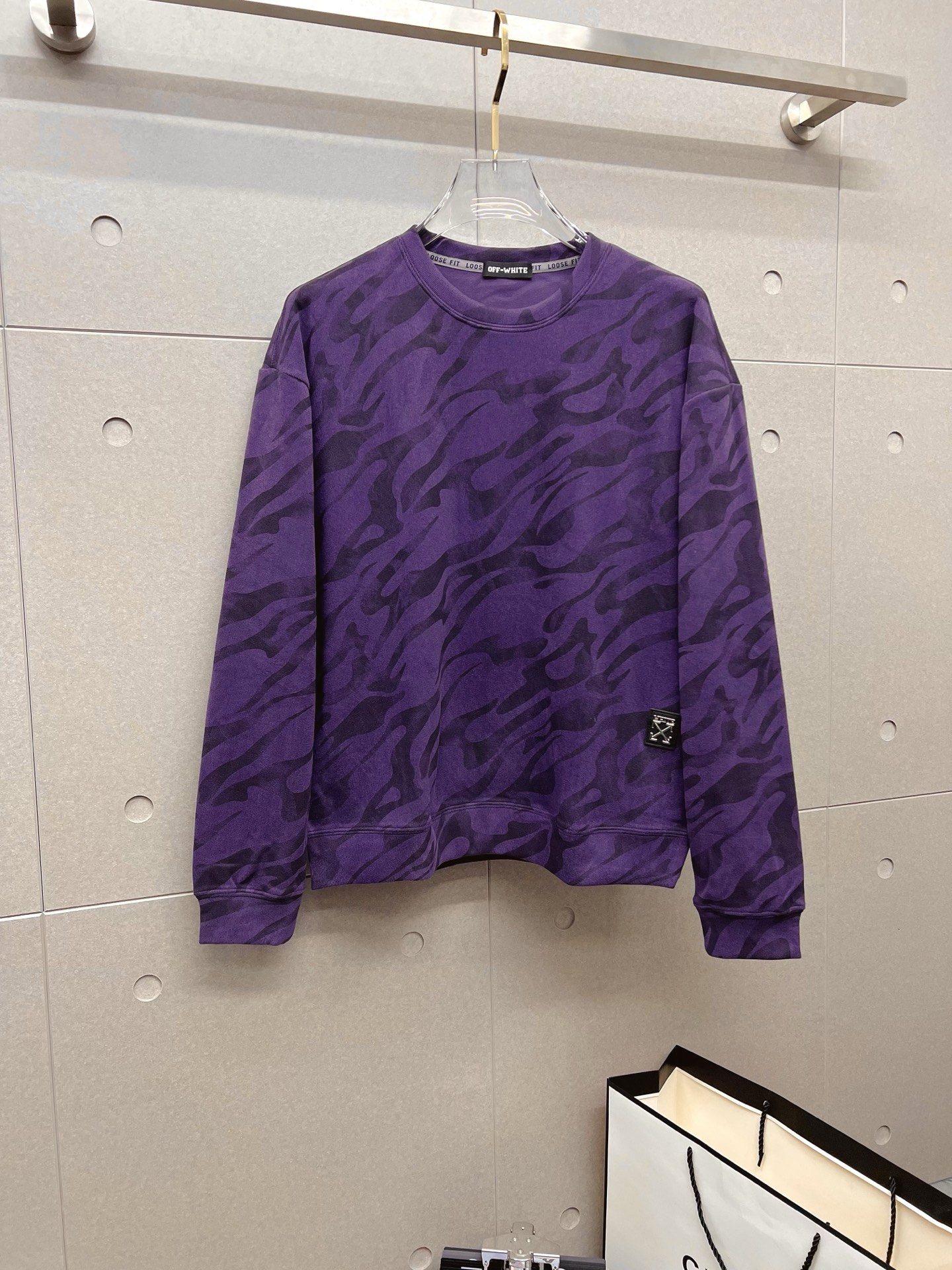 NO:600730,OFF 2025 autumn and winter new design sweatshirt official website synchronized!  This T-shirt combines minimalist design and exquisite details. The oversize trim is reminiscent of Tyrolean dress details, calling for modern ideas, creating a different conceptual pattern, and injecting rich connotation into the traditional cotton T-shirt. The LOGO on the front graphic webbing is unique and shows the brand's nobility. It highlights the style of a big brand, sets off the minimalist design style, and reveals the elegance at a glance!  As a brand that pursues design and tailoring techniques, the materials used will never disappoint!  The body of this shirt is made of Solona cotton blended gram fabric, which is noble and exquisite. The cotton surface is full, soft and skin-friendly. In short, such a classic style is a must-have for autumn and winter!  M-3XL,,off white,versace,hoodie,sweatshirts,tees,t-shirt,alexander wang19860909OFF 2025秋冬 新款设计感卫衣 官网同步！这款T恤极简主义设计和精美细节于一身.Oversize饰边引人联想蒂罗尔着装细节,召唤摩登新意,造就不同以往的概念化图案,为传统棉质T恤注入丰盈内涵.前幅图形织带车出的LOGO,别具一番特色,更显品牌尊贵 彰显大牌风范,衬托出了极简主义的设计风格,把优雅风展露的一览无余！ 作为一个追求设计感和裁剪工艺的品牌,用料永远不会让人失望！本款衫身采用索洛纳棉混纺 克面料,高贵精致,布面棉质饱满柔软亲肤 总之这么经典的款,秋冬必备！M-3XL,,off white,versace,hoodie,sweatshirts,tees，t-shirt,alexander wang,Men's clothing