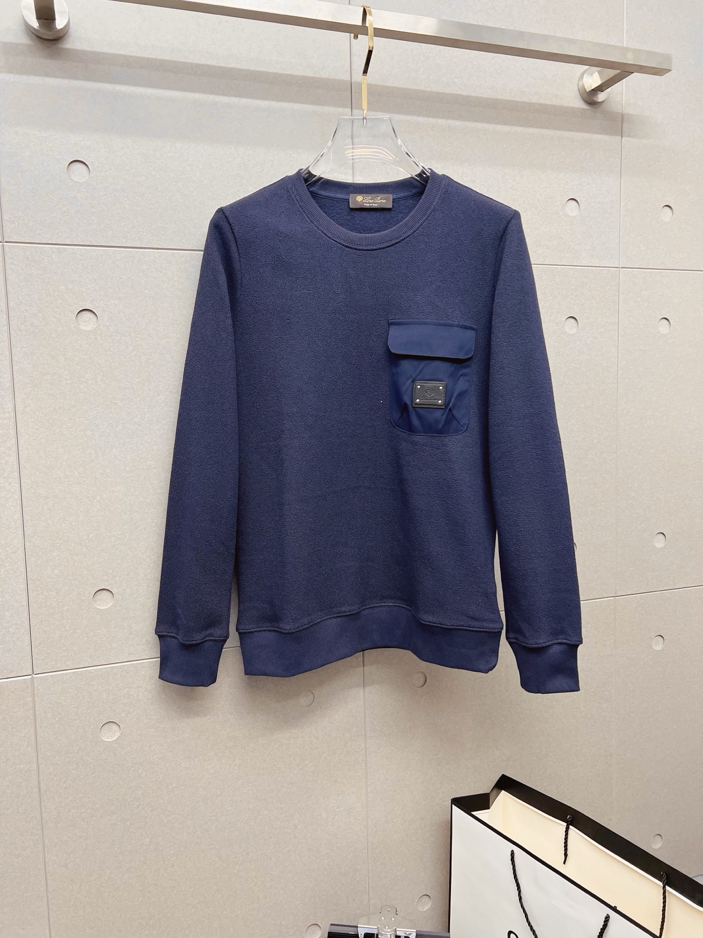 NO:600733,LP autumn and winter new design sweatshirt official website synchronized!  This T-shirt combines minimalist design and exquisite details. The oversize trim is reminiscent of Tyrolean dress details, calling for modern ideas, creating a different conceptual pattern, and injecting rich connotations into traditional cotton T-shirts. The LOGO on the front graphic webbing is unique and shows the brand's nobility. It highlights the style of a big brand, sets off the minimalist design style, and reveals the elegance at a glance!  As a brand that pursues design and tailoring techniques, the materials used will never disappoint!  The body of this shirt is made of Solona cotton blended gram fabric, which is noble and exquisite. The cotton surface is full, soft and skin-friendly. In short, such a classic style is a must-have for autumn and winter!  M-3XL,,loro piana,versace,hoodie,sweatshirts,tees,t-shirt,alexander wang19860909LP 秋冬 新款设计感卫衣 官网同步！这款T恤极简主义设计和精美细节于一身.Oversize饰边引人联想蒂罗尔着装细节,召唤摩登新意,造就不同以往的概念化图案,为传统棉质T恤注入丰盈内涵.前幅图形织带车出的LOGO,别具一番特色,更显品牌尊贵 彰显大牌风范,衬托出了极简主义的设计风格,把优雅风展露的一览无余！ 作为一个追求设计感和裁剪工艺的品牌,用料永远不会让人失望！本款衫身采用索洛纳棉混纺 克面料,高贵精致,布面棉质饱满柔软亲肤 总之这么经典的款,秋冬必备！M-3XL,,loro piana,versace,hoodie,sweatshirts,tees，t-shirt,alexander wang,Men's clothing