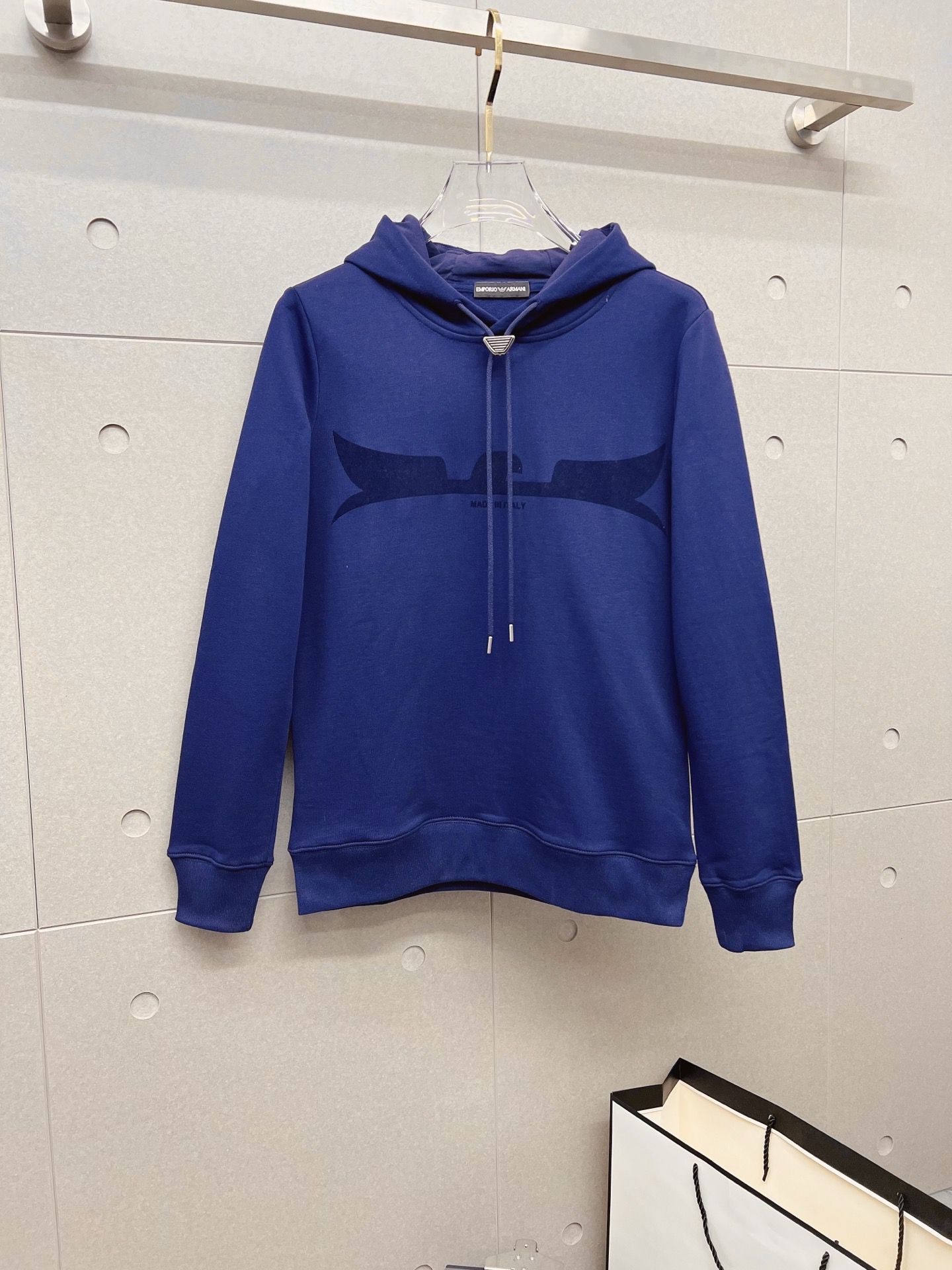 NO:600742,Armani Armani 2025 autumn and winter new design sweatshirt official website synchronized!  This T-shirt combines minimalist design and exquisite details. The oversize trim is reminiscent of Tyrolean dress details, calling for modern ideas, creating a different conceptual pattern, and injecting rich connotation into the traditional cotton T-shirt. The LOGO on the front graphic webbing is unique and shows the brand's nobility. It highlights the style of a big brand, sets off the minimalist design style, and reveals the elegance at a glance!  As a brand that pursues design and tailoring techniques, the materials used will never disappoint!  The body of this shirt is made of Solona cotton blended gram fabric, which is noble and exquisite. The cotton surface is full, soft and skin-friendly. In short, such a classic style is a must-have for autumn and winter!  M-3XL,,armani,versace,armani,hoodie,sweatshirts,tees,t-shirt,alexander wang19860909Armani 阿玛尼 2025秋冬 新款设计感卫衣 官网同步！这款T恤极简主义设计和精美细节于一身.Oversize饰边引人联想蒂罗尔着装细节,召唤摩登新意,造就不同以往的概念化图案,为传统棉质T恤注入丰盈内涵.前幅图形织带车出的LOGO,别具一番特色,更显品牌尊贵 彰显大牌风范,衬托出了极简主义的设计风格,把优雅风展露的一览无余！ 作为一个追求设计感和裁剪工艺的品牌,用料永远不会让人失望！本款衫身采用索洛纳棉混纺 克面料,高贵精致,布面棉质饱满柔软亲肤 总之这么经典的款,秋冬必备！M-3XL,,armani,versace,armani,hoodie,sweatshirts,tees，t-shirt,alexander wang,Men's clothing