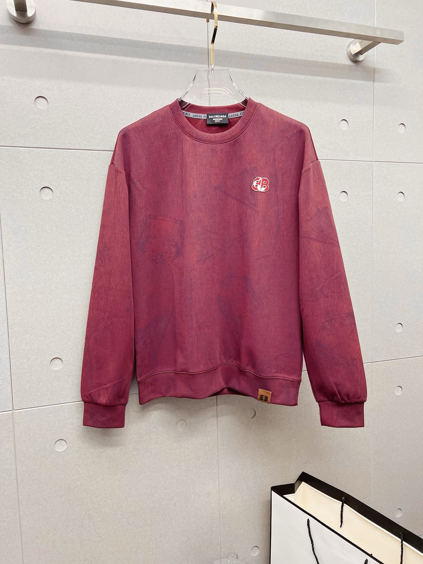 NO:600751,Balenciaga 2025 autumn and winter new design sweatshirt official website synchronized!  This T-shirt combines minimalist design and exquisite details. The oversize trim is reminiscent of Tyrolean dress details, calling for modern ideas, creating a different conceptual pattern, and injecting rich connotations into traditional cotton T-shirts. The LOGO on the front graphic webbing is unique and shows the brand's nobility. It highlights the style of a big brand, sets off the minimalist design style, and reveals the elegance at a glance!  As a brand that pursues design and tailoring techniques, the materials used will never disappoint!  The body of this shirt is made of Solona cotton blended gram fabric, which is noble and exquisite. The cotton surface is full, soft and skin-friendly. In short, such a classic style is a must-have for autumn and winter!  M-3XL,,balenciaga,versace,hoodie,sweatshirts,tees,t-shirt,alexander wang19860909巴黎世家 2025秋冬 新款设计感卫衣 官网同步！这款T恤极简主义设计和精美细节于一身.Oversize饰边引人联想蒂罗尔着装细节,召唤摩登新意,造就不同以往的概念化图案,为传统棉质T恤注入丰盈内涵.前幅图形织带车出的LOGO,别具一番特色,更显品牌尊贵 彰显大牌风范,衬托出了极简主义的设计风格,把优雅风展露的一览无余！ 作为一个追求设计感和裁剪工艺的品牌,用料永远不会让人失望！本款衫身采用索洛纳棉混纺 克面料,高贵精致,布面棉质饱满柔软亲肤 总之这么经典的款,秋冬必备！M-3XL,,balenciaga,versace,hoodie,sweatshirts,tees，t-shirt,alexander wang,Men's clothing