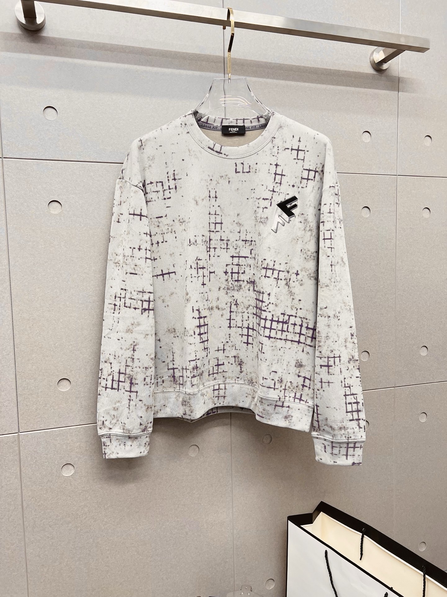 NO:600752,FENDI Fendi 2025 autumn and winter new design sweatshirt official website synchronized!  This T-shirt combines minimalist design and exquisite details. The oversize trim is reminiscent of Tyrolean dress details, calling for modern ideas, creating a different conceptual pattern, and injecting rich connotation into the traditional cotton T-shirt. The LOGO on the front graphic webbing is unique and shows the brand's nobility. It highlights the style of a big brand, sets off the minimalist design style, and reveals the elegance at a glance!  As a brand that pursues design and tailoring techniques, the materials used will never disappoint!  The body of this shirt is made of Solona cotton blended gram fabric, which is noble and exquisite. The cotton surface is full, soft and skin-friendly. In short, such a classic style is a must-have for autumn and winter!  M-3XL,,fendi,fendi,versace,hoodie,sweatshirts,tees,t-shirt,alexander wang19860909FENDI 芬迪 2025秋冬 新款设计感卫衣 官网同步！这款T恤极简主义设计和精美细节于一身.Oversize饰边引人联想蒂罗尔着装细节,召唤摩登新意,造就不同以往的概念化图案,为传统棉质T恤注入丰盈内涵.前幅图形织带车出的LOGO,别具一番特色,更显品牌尊贵 彰显大牌风范,衬托出了极简主义的设计风格,把优雅风展露的一览无余！ 作为一个追求设计感和裁剪工艺的品牌,用料永远不会让人失望！本款衫身采用索洛纳棉混纺 克面料,高贵精致,布面棉质饱满柔软亲肤 总之这么经典的款,秋冬必备！M-3XL,,fendi,fendi,versace,hoodie,sweatshirts,tees，t-shirt,alexander wang,Men's clothing