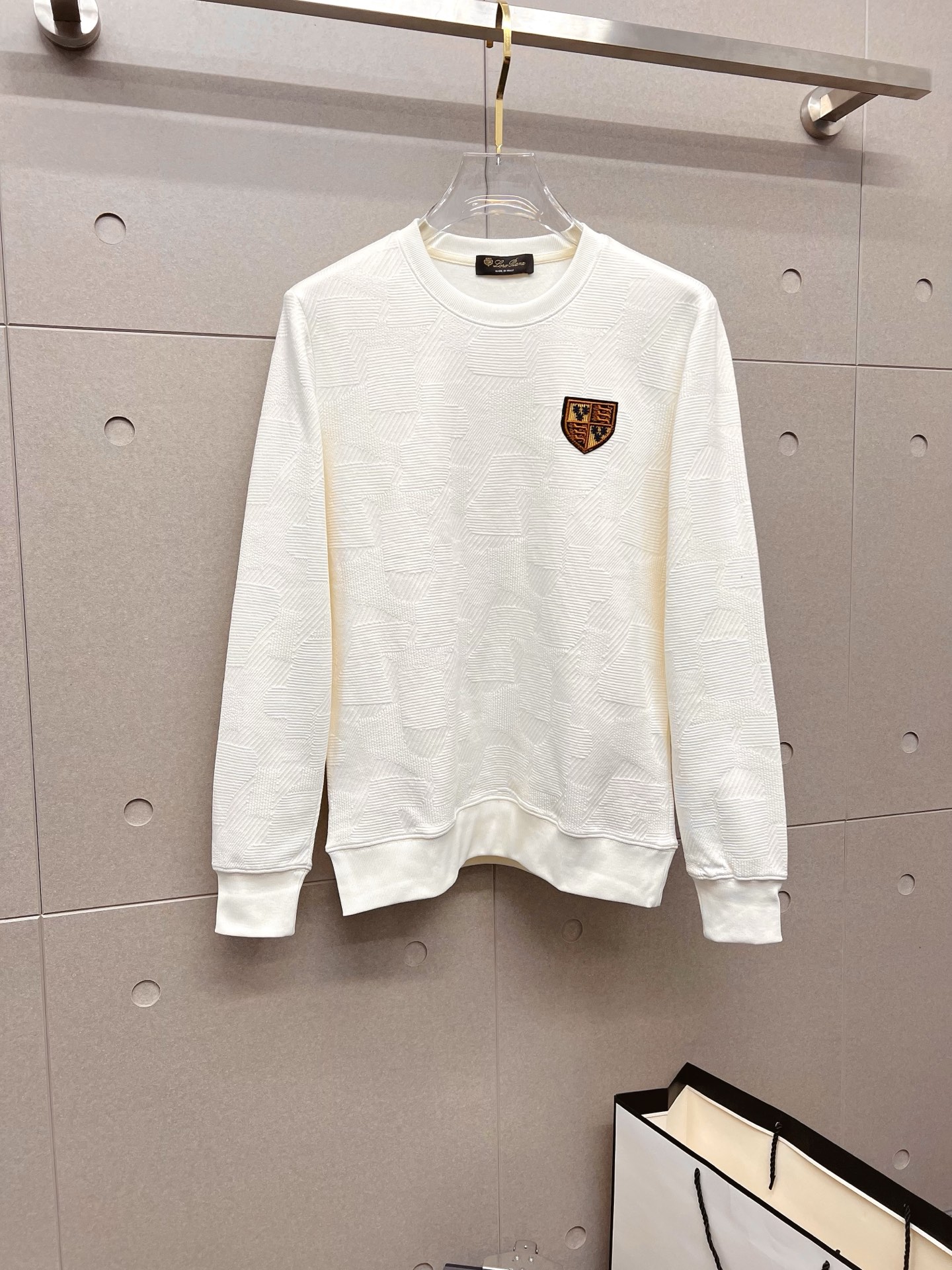 NO:600754,LP autumn and winter new design sweatshirt official website synchronized!  This T-shirt combines minimalist design and exquisite details. The oversize trim is reminiscent of Tyrolean dress details, calling for modern ideas, creating a different conceptual pattern, and injecting rich connotations into traditional cotton T-shirts. The LOGO on the front graphic webbing is unique and shows the brand's nobility. It highlights the style of a big brand, sets off the minimalist design style, and reveals the elegance at a glance!  As a brand that pursues design and tailoring techniques, the materials used will never disappoint!  The body of this shirt is made of Solona cotton blended gram fabric, which is noble and exquisite. The cotton surface is full, soft and skin-friendly. In short, such a classic style is a must-have for autumn and winter!  M-3XL,,loro piana,versace,hoodie,sweatshirts,tees,t-shirt,alexander wang19860909LP 秋冬 新款设计感卫衣 官网同步！这款T恤极简主义设计和精美细节于一身.Oversize饰边引人联想蒂罗尔着装细节,召唤摩登新意,造就不同以往的概念化图案,为传统棉质T恤注入丰盈内涵.前幅图形织带车出的LOGO,别具一番特色,更显品牌尊贵 彰显大牌风范,衬托出了极简主义的设计风格,把优雅风展露的一览无余！ 作为一个追求设计感和裁剪工艺的品牌,用料永远不会让人失望！本款衫身采用索洛纳棉混纺 克面料,高贵精致,布面棉质饱满柔软亲肤 总之这么经典的款,秋冬必备！M-3XL,,loro piana,versace,hoodie,sweatshirts,tees，t-shirt,alexander wang,Men's clothing