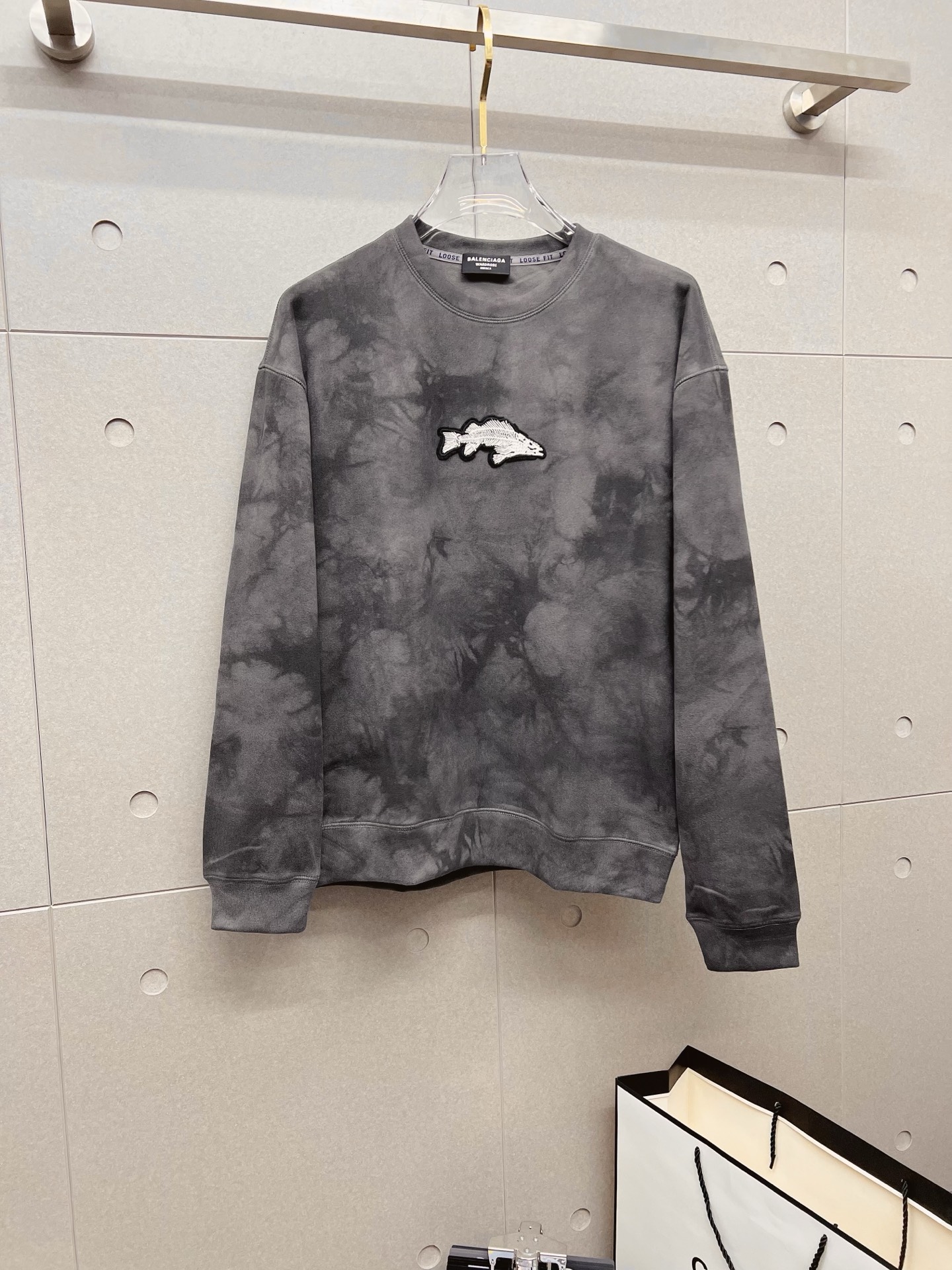 NO:600756,Balenciaga 2025 autumn and winter new design sweatshirt official website synchronized!  This T-shirt combines minimalist design and exquisite details. The oversize trim is reminiscent of Tyrolean dress details, calling for modern ideas, creating a different conceptual pattern, and injecting rich connotations into traditional cotton T-shirts. The LOGO on the front graphic webbing is unique and shows the brand's nobility. It highlights the style of a big brand, sets off the minimalist design style, and reveals the elegance at a glance!  As a brand that pursues design and tailoring techniques, the materials used will never disappoint!  The body of this shirt is made of Solona cotton blended 400g fabric, which is noble and exquisite. The cotton surface is full, soft and skin-friendly. In short, such a classic style is a must-have for autumn and winter!  M-3XL,,balenciaga,versace,hoodie,sweatshirts,tees,t-shirt,alexander wang19860909巴黎世家 2025秋冬 新款设计感卫衣 官网同步！这款T恤极简主义设计和精美细节于一身.Oversize饰边引人联想蒂罗尔着装细节,召唤摩登新意,造就不同以往的概念化图案,为传统棉质T恤注入丰盈内涵.前幅图形织带车出的LOGO,别具一番特色,更显品牌尊贵 彰显大牌风范,衬托出了极简主义的设计风格,把优雅风展露的一览无余！ 作为一个追求设计感和裁剪工艺的品牌,用料永远不会让人失望！本款衫身采用索洛纳棉混纺400 克面料,高贵精致,布面棉质饱满柔软亲肤 总之这么经典的款,秋冬必备！M-3XL,,balenciaga,versace,hoodie,sweatshirts,tees，t-shirt,alexander wang,Men's clothing