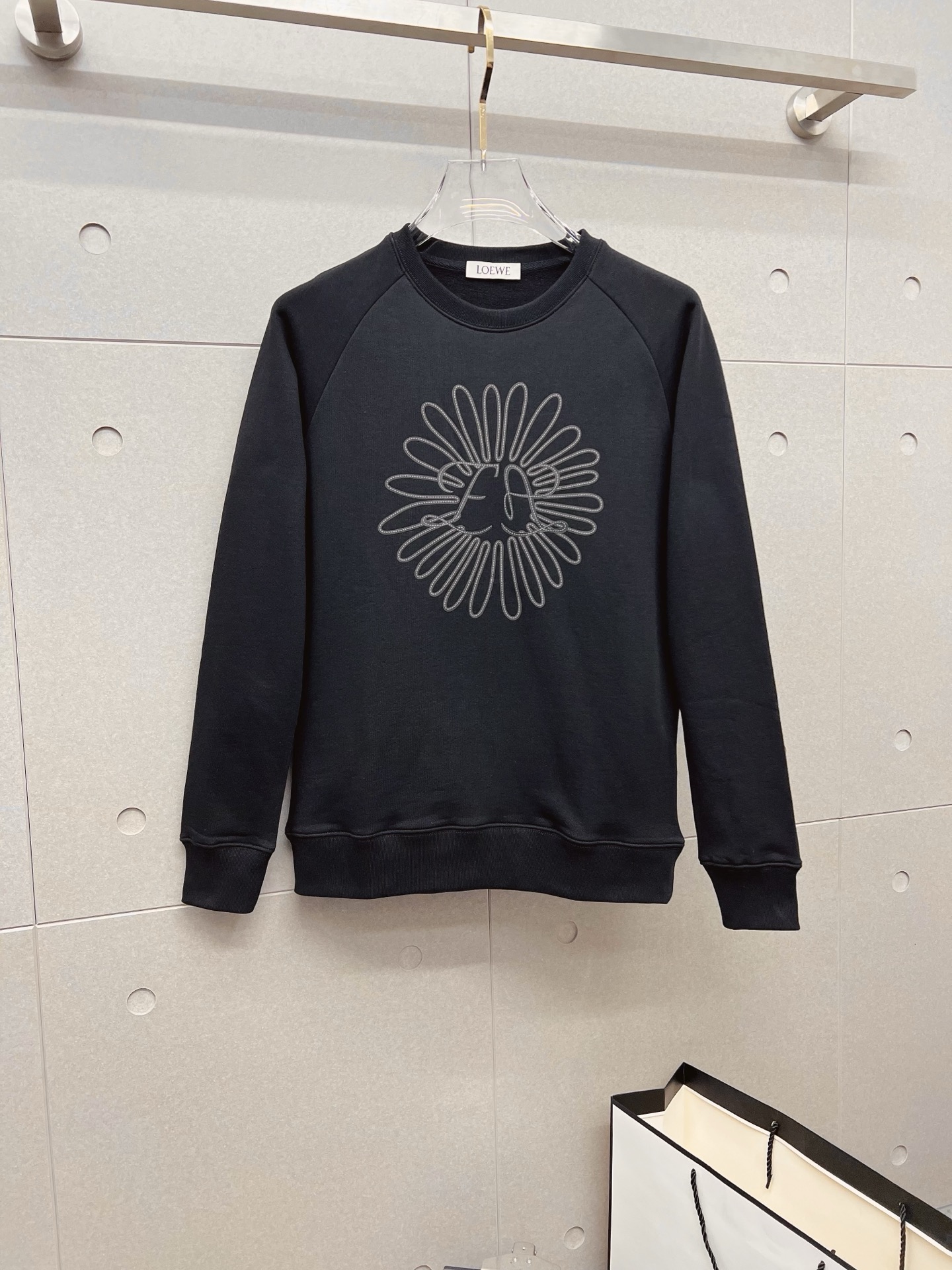 NO:600758,Luo Yiwei 2025 autumn and winter new design sweatshirt official website synchronized!  This T-shirt combines minimalist design and exquisite details. The oversize trim is reminiscent of Tyrolean dress details, calling for modern ideas, creating a different conceptual pattern, and injecting rich connotation into the traditional cotton T-shirt. The LOGO on the front graphic webbing is unique and shows the brand's nobility. It highlights the style of a big brand, sets off the minimalist design style, and reveals the elegance at a glance!  As a brand that pursues design and tailoring techniques, the materials used will never disappoint!  The body of this shirt is made of Solona cotton blended 400g fabric, which is noble and exquisite. The cotton surface is full, soft and skin-friendly. In short, such a classic style is a must-have for autumn and winter!  M-3XL,,loewe,versace,hoodie,sweatshirts,tees,t-shirt,alexander wang19860909罗意威 2025秋冬 新款设计感卫衣 官网同步！这款T恤极简主义设计和精美细节于一身.Oversize饰边引人联想蒂罗尔着装细节,召唤摩登新意,造就不同以往的概念化图案,为传统棉质T恤注入丰盈内涵.前幅图形织带车出的LOGO,别具一番特色,更显品牌尊贵 彰显大牌风范,衬托出了极简主义的设计风格,把优雅风展露的一览无余！ 作为一个追求设计感和裁剪工艺的品牌,用料永远不会让人失望！本款衫身采用索洛纳棉混纺400 克面料,高贵精致,布面棉质饱满柔软亲肤 总之这么经典的款,秋冬必备！M-3XL,,loewe,versace,hoodie,sweatshirts,tees，t-shirt,alexander wang,Men's clothing