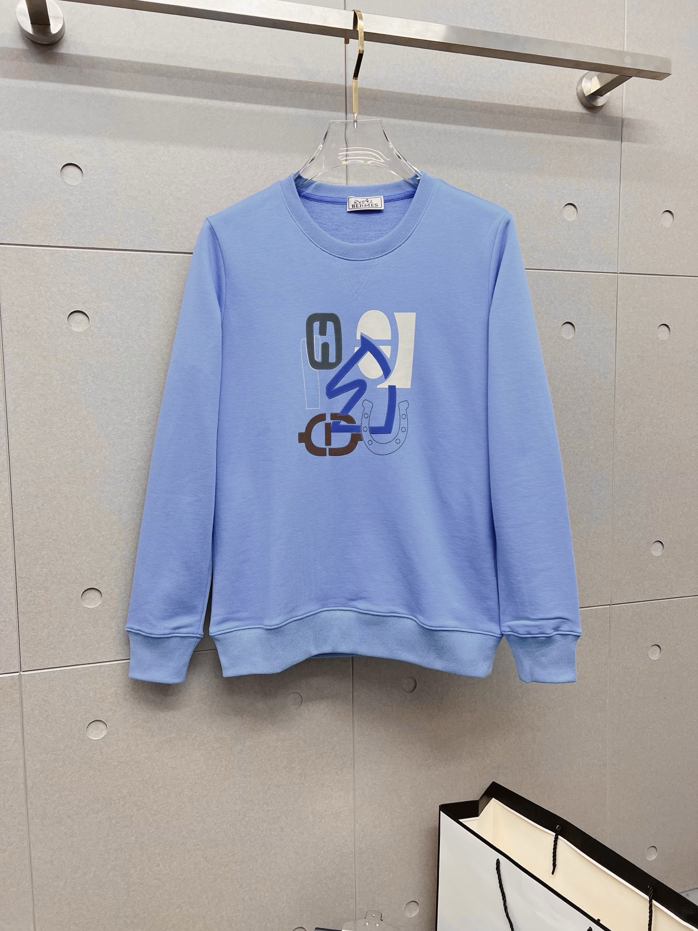 NO:600736,Hermes 2025 autumn and winter new design sweatshirt official website synchronized!  This T-shirt combines minimalist design and exquisite details. The oversize trim is reminiscent of Tyrolean dress details, calling for modern ideas, creating a different conceptual pattern, and injecting rich connotations into traditional cotton T-shirts. The LOGO on the front graphic webbing is unique and shows the brand's nobility. It highlights the style of a big brand, sets off the minimalist design style, and reveals the elegance at a glance!  As a brand that pursues design and tailoring techniques, the materials used will never disappoint!  The body of this shirt is made of Solona cotton blended gram fabric, which is noble and exquisite. The cotton surface is full, soft and skin-friendly. In short, such a classic style is a must-have for autumn and winter!  M-3XL,,hermes,versace,hoodie,sweatshirts,tees,t-shirt,alexander wang19860909爱马仕 2025秋冬 新款设计感卫衣 官网同步！这款T恤极简主义设计和精美细节于一身.Oversize饰边引人联想蒂罗尔着装细节,召唤摩登新意,造就不同以往的概念化图案,为传统棉质T恤注入丰盈内涵.前幅图形织带车出的LOGO,别具一番特色,更显品牌尊贵 彰显大牌风范,衬托出了极简主义的设计风格,把优雅风展露的一览无余！ 作为一个追求设计感和裁剪工艺的品牌,用料永远不会让人失望！本款衫身采用索洛纳棉混纺 克面料,高贵精致,布面棉质饱满柔软亲肤 总之这么经典的款,秋冬必备！M-3XL,,hermes,versace,hoodie,sweatshirts,tees，t-shirt,alexander wang,Men's clothing