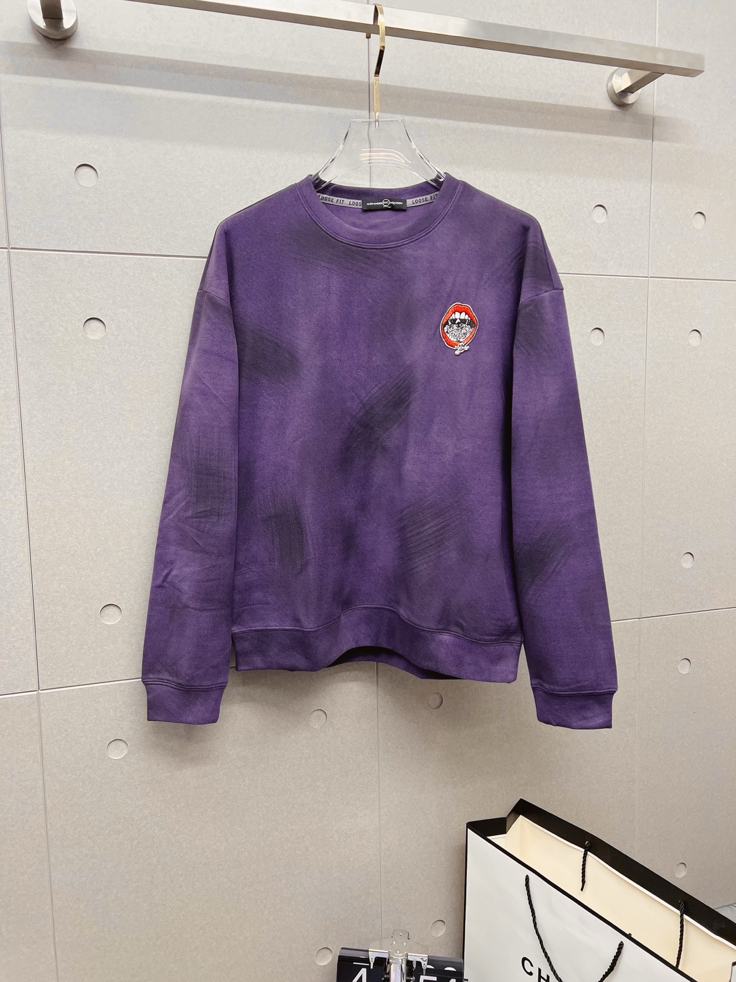 NO:600760,McQueen 2025 autumn and winter new design sweatshirt official website synchronized!  This T-shirt combines minimalist design and exquisite details. The oversize trim is reminiscent of Tyrolean dress details, calling for modern ideas, creating a different conceptual pattern, and injecting rich connotations into traditional cotton T-shirts. The LOGO on the front graphic webbing is unique and shows the brand's nobility. It highlights the style of a big brand, sets off the minimalist design style, and reveals the elegance at a glance!  As a brand that pursues design and tailoring techniques, the materials used will never disappoint!  The body of this shirt is made of Solona cotton blended 400g fabric, which is noble and exquisite. The cotton surface is full, soft and skin-friendly. In short, such a classic style is a must-have for autumn and winter!  M-3XL,,alexander mcqueen,versace,hoodie,sweatshirts,tees,t-shirt,alexander wang19860909麦昆 2025秋冬 新款设计感卫衣 官网同步！这款T恤极简主义设计和精美细节于一身.Oversize饰边引人联想蒂罗尔着装细节,召唤摩登新意,造就不同以往的概念化图案,为传统棉质T恤注入丰盈内涵.前幅图形织带车出的LOGO,别具一番特色,更显品牌尊贵 彰显大牌风范,衬托出了极简主义的设计风格,把优雅风展露的一览无余！ 作为一个追求设计感和裁剪工艺的品牌,用料永远不会让人失望！本款衫身采用索洛纳棉混纺400 克面料,高贵精致,布面棉质饱满柔软亲肤 总之这么经典的款,秋冬必备！M-3XL,,alexander mcqueen,versace,hoodie,sweatshirts,tees，t-shirt,alexander wang,Men's clothing