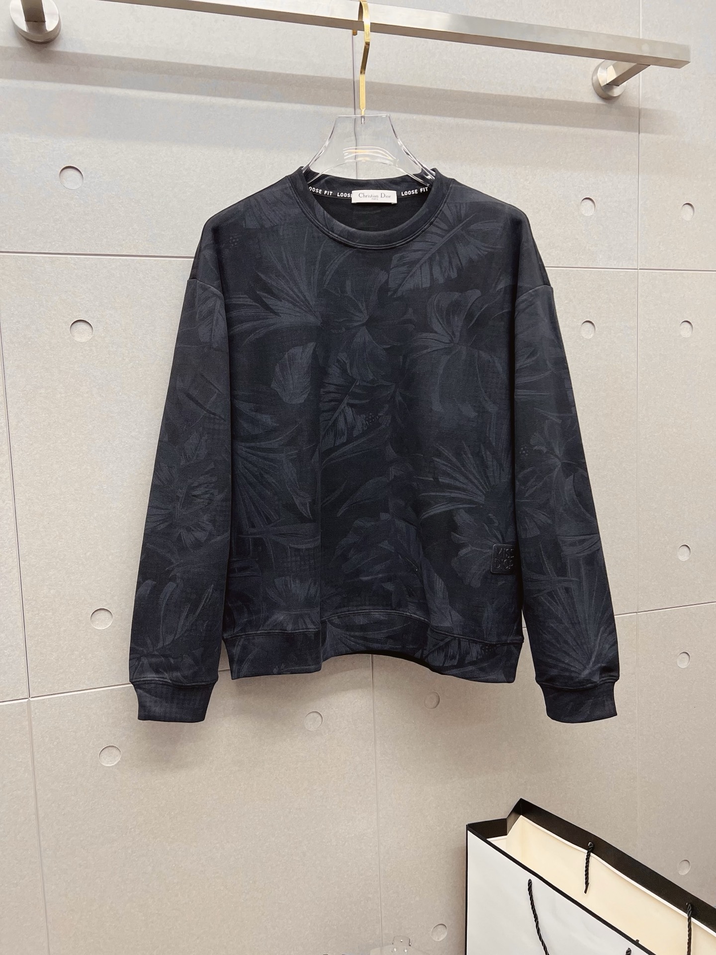 NO:600739,Dior 2025 autumn and winter new design sweatshirt official website synchronized!  This T-shirt combines minimalist design and exquisite details. The oversize trim is reminiscent of Tyrolean dress details, calling for modern ideas, creating a different conceptual pattern, and injecting rich connotation into the traditional cotton T-shirt. The LOGO on the front graphic webbing is unique and shows the brand's nobility. It highlights the style of a big brand, sets off the minimalist design style, and reveals the elegance at a glance!  As a brand that pursues design and tailoring techniques, the materials used will never disappoint!  The body of this shirt is made of Solona cotton blended gram fabric, which is noble and exquisite. The cotton surface is full, soft and skin-friendly. In short, such a classic style is a must-have for autumn and winter!  M-3XL,,dior,versace,hoodie,sweatshirts,tees,t-shirt,alexander wang19860909迪奥 2025秋冬 新款设计感卫衣 官网同步！这款T恤极简主义设计和精美细节于一身.Oversize饰边引人联想蒂罗尔着装细节,召唤摩登新意,造就不同以往的概念化图案,为传统棉质T恤注入丰盈内涵.前幅图形织带车出的LOGO,别具一番特色,更显品牌尊贵 彰显大牌风范,衬托出了极简主义的设计风格,把优雅风展露的一览无余！ 作为一个追求设计感和裁剪工艺的品牌,用料永远不会让人失望！本款衫身采用索洛纳棉混纺 克面料,高贵精致,布面棉质饱满柔软亲肤 总之这么经典的款,秋冬必备！M-3XL,,dior,versace,hoodie,sweatshirts,tees，t-shirt,alexander wang,Men's clothing