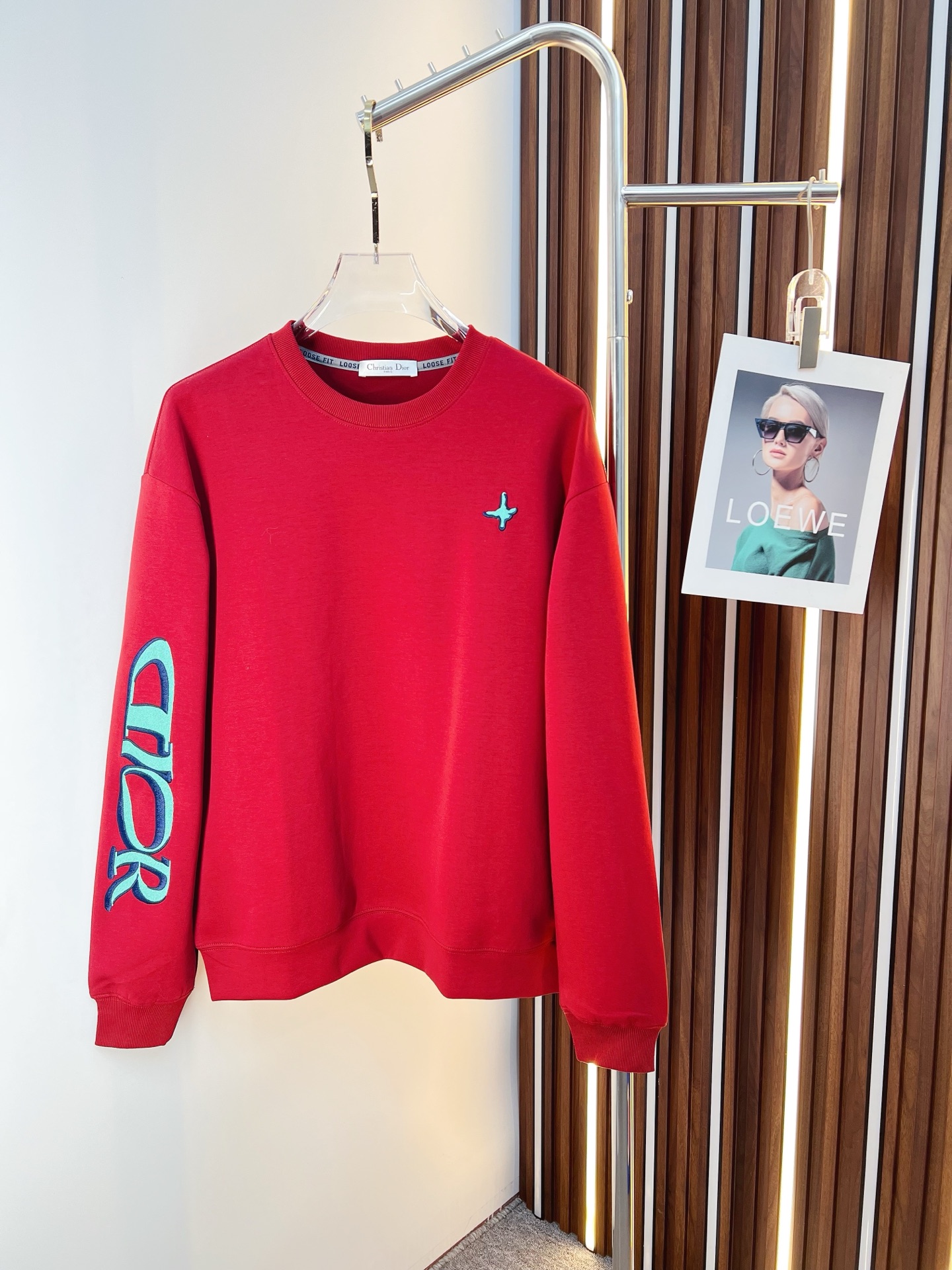 NO:655607,Dior Dior 2025 autumn and winter new design sweatshirt official website synchronized!  This T-shirt combines minimalist design and exquisite details. The oversize trim is reminiscent of Tyrolean dress details, calling for modern ideas, creating a different conceptual pattern, and injecting rich connotation into the traditional cotton T-shirt. The LOGO on the front graphic webbing is unique and shows the brand's nobility. It highlights the style of a big brand, sets off the minimalist design style, and reveals the elegance at a glance!  As a brand that pursues design and tailoring techniques, the materials used will never disappoint!  The body of this shirt is made of Solona cotton blended gram fabric, which is noble and exquisite. The cotton surface is full, soft and skin-friendly. In short, such a classic style is a must-have for autumn and winter!  M-3XL,,dior,dior,versace,hoodie,sweatshirts,tees,t-shirt,alexander wang19860909Dior 迪奥 2025秋冬 新款设计感卫衣 官网同步！这款T恤极简主义设计和精美细节于一身.Oversize饰边引人联想蒂罗尔着装细节,召唤摩登新意,造就不同以往的概念化图案,为传统棉质T恤注入丰盈内涵.前幅图形织带车出的LOGO,别具一番特色,更显品牌尊贵 彰显大牌风范,衬托出了极简主义的设计风格,把优雅风展露的一览无余！ 作为一个追求设计感和裁剪工艺的品牌,用料永远不会让人失望！本款衫身采用索洛纳棉混纺 克面料,高贵精致,布面棉质饱满柔软亲肤 总之这么经典的款,秋冬必备！M-3XL,,dior,dior,versace,hoodie,sweatshirts,tees，t-shirt,alexander wang,Men's clothing