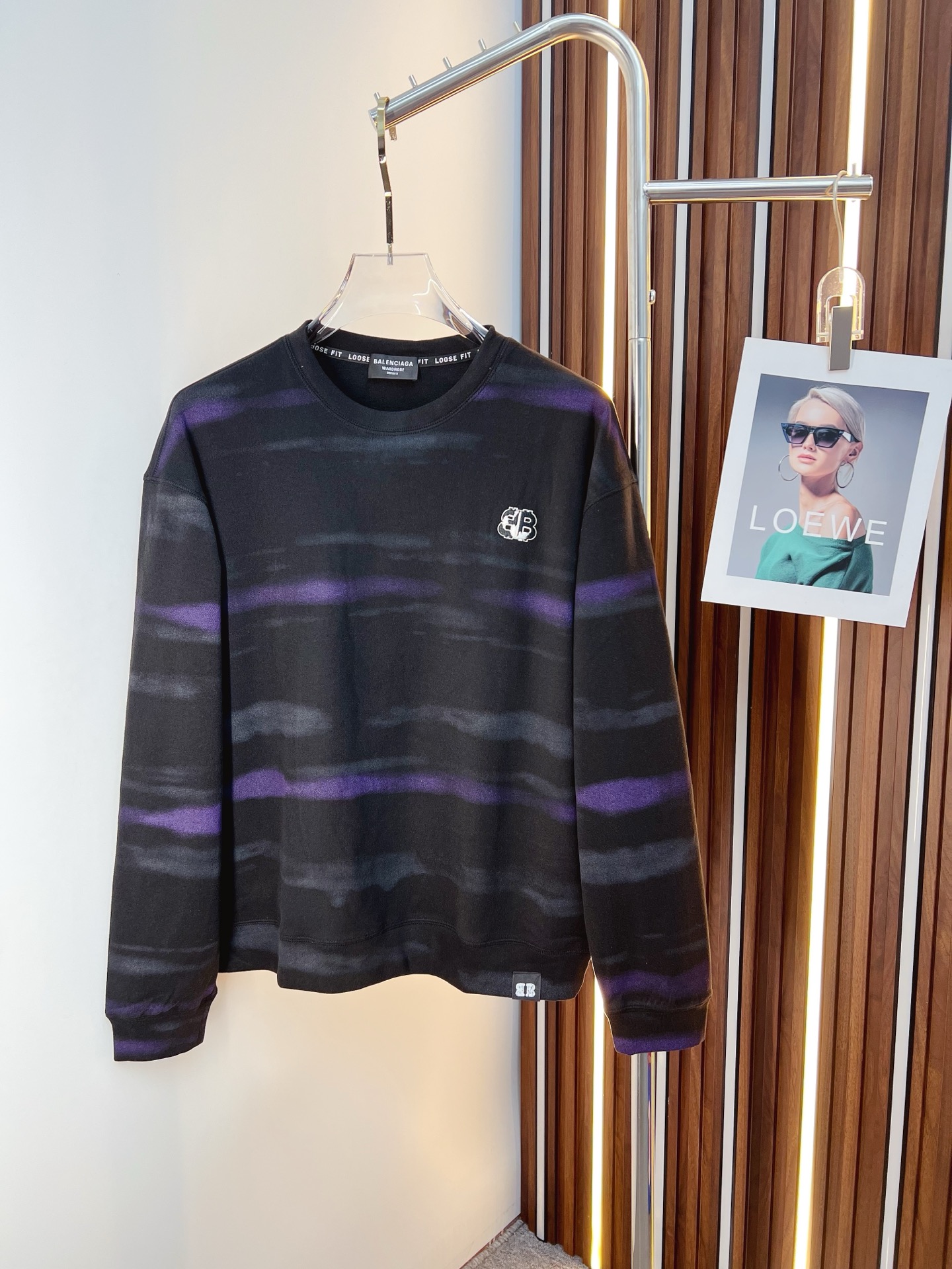 NO:655613,Balenciaga 2025 autumn and winter new design sweatshirt official website synchronized!  This T-shirt combines minimalist design and exquisite details. The oversize trim is reminiscent of Tyrolean dress details, calling for modern ideas, creating a different conceptual pattern, and injecting rich connotation into the traditional cotton T-shirt. The LOGO on the front graphic webbing is unique and shows the brand's nobility. It highlights the style of a big brand, sets off the minimalist design style, and reveals the elegance at a glance!  As a brand that pursues design and tailoring techniques, the materials used will never disappoint!  The body of this shirt is made of Solona cotton blended gram fabric, which is noble and exquisite. The cotton surface is full, soft and skin-friendly. In short, such a classic style is a must-have for autumn and winter!  M-3XL,,balenciaga,versace,hoodie,sweatshirts,tees,t-shirt,alexander wang19860909巴黎世家 2025秋冬 新款设计感卫衣 官网同步！这款T恤极简主义设计和精美细节于一身.Oversize饰边引人联想蒂罗尔着装细节,召唤摩登新意,造就不同以往的概念化图案,为传统棉质T恤注入丰盈内涵.前幅图形织带车出的LOGO,别具一番特色,更显品牌尊贵 彰显大牌风范,衬托出了极简主义的设计风格,把优雅风展露的一览无余！ 作为一个追求设计感和裁剪工艺的品牌,用料永远不会让人失望！本款衫身采用索洛纳棉混纺 克面料,高贵精致,布面棉质饱满柔软亲肤 总之这么经典的款,秋冬必备！M-3XL,,balenciaga,versace,hoodie,sweatshirts,tees，t-shirt,alexander wang,Men's clothing