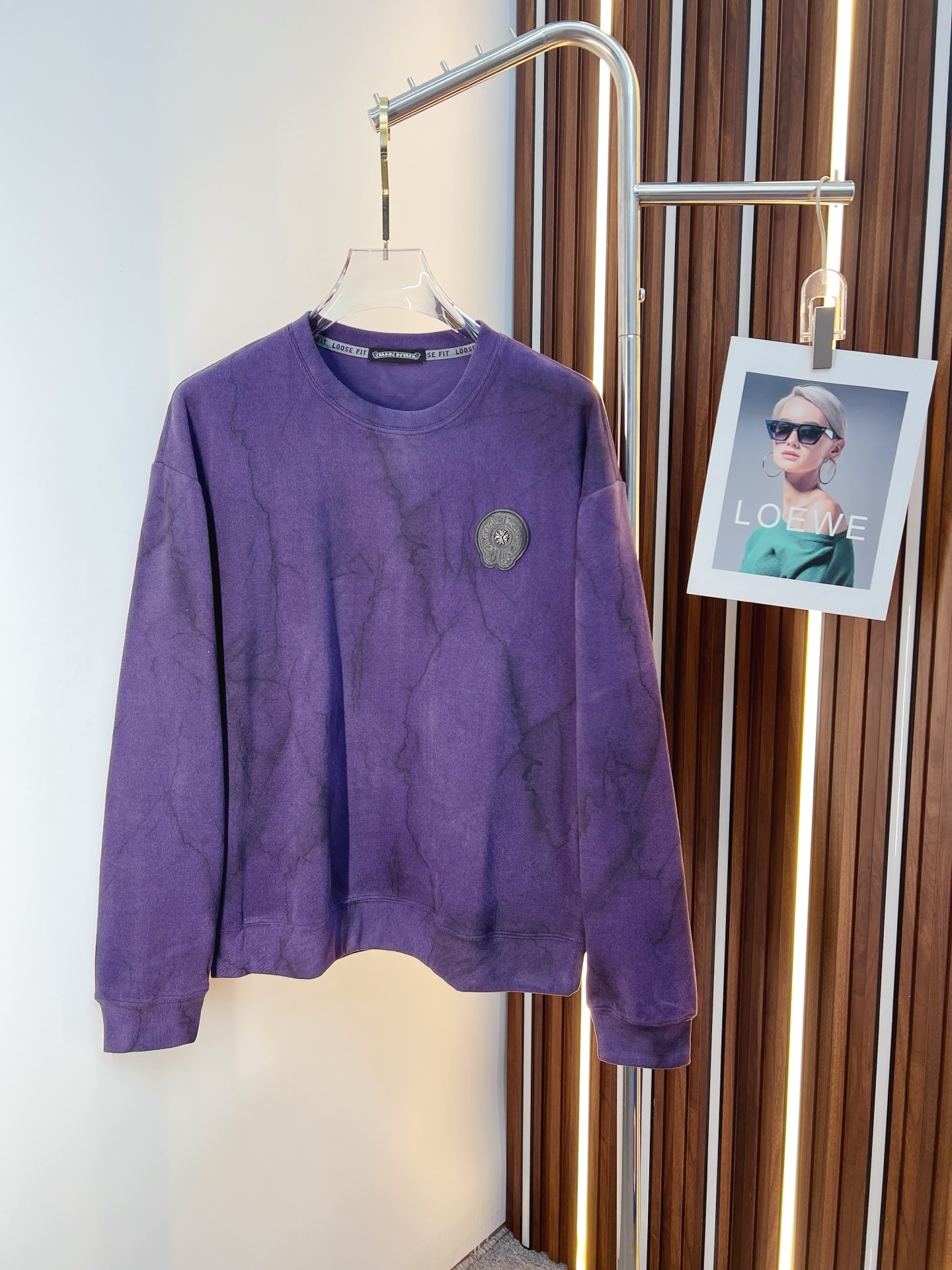 NO:655617,Croxin 2025 autumn and winter new design sweatshirt official website synchronization!  This T-shirt combines minimalist design and exquisite details. The oversize trim is reminiscent of Tyrolean dress details, calling for modern ideas, creating a different conceptual pattern, and injecting rich connotation into the traditional cotton T-shirt. The LOGO on the front graphic webbing is unique and shows the brand's nobility. It highlights the style of a big brand, sets off the minimalist design style, and reveals the elegance at a glance!  As a brand that pursues design and tailoring techniques, the materials used will never disappoint!  The body of this shirt is made of Solona cotton blended gram fabric, which is noble and exquisite. The cotton surface is full, soft and skin-friendly. In short, such a classic style is a must-have for autumn and winter!  M-3XL,,versace,chrome hearts,hoodie,sweatshirts,tees,t-shirt,alexander wang19860909克罗心 2025秋冬 新款设计感卫衣 官网同步！这款T恤极简主义设计和精美细节于一身.Oversize饰边引人联想蒂罗尔着装细节,召唤摩登新意,造就不同以往的概念化图案,为传统棉质T恤注入丰盈内涵.前幅图形织带车出的LOGO,别具一番特色,更显品牌尊贵 彰显大牌风范,衬托出了极简主义的设计风格,把优雅风展露的一览无余！ 作为一个追求设计感和裁剪工艺的品牌,用料永远不会让人失望！本款衫身采用索洛纳棉混纺 克面料,高贵精致,布面棉质饱满柔软亲肤 总之这么经典的款,秋冬必备！M-3XL,,versace,chrome hearts,hoodie,sweatshirts,tees，t-shirt,alexander wang,Men's clothing