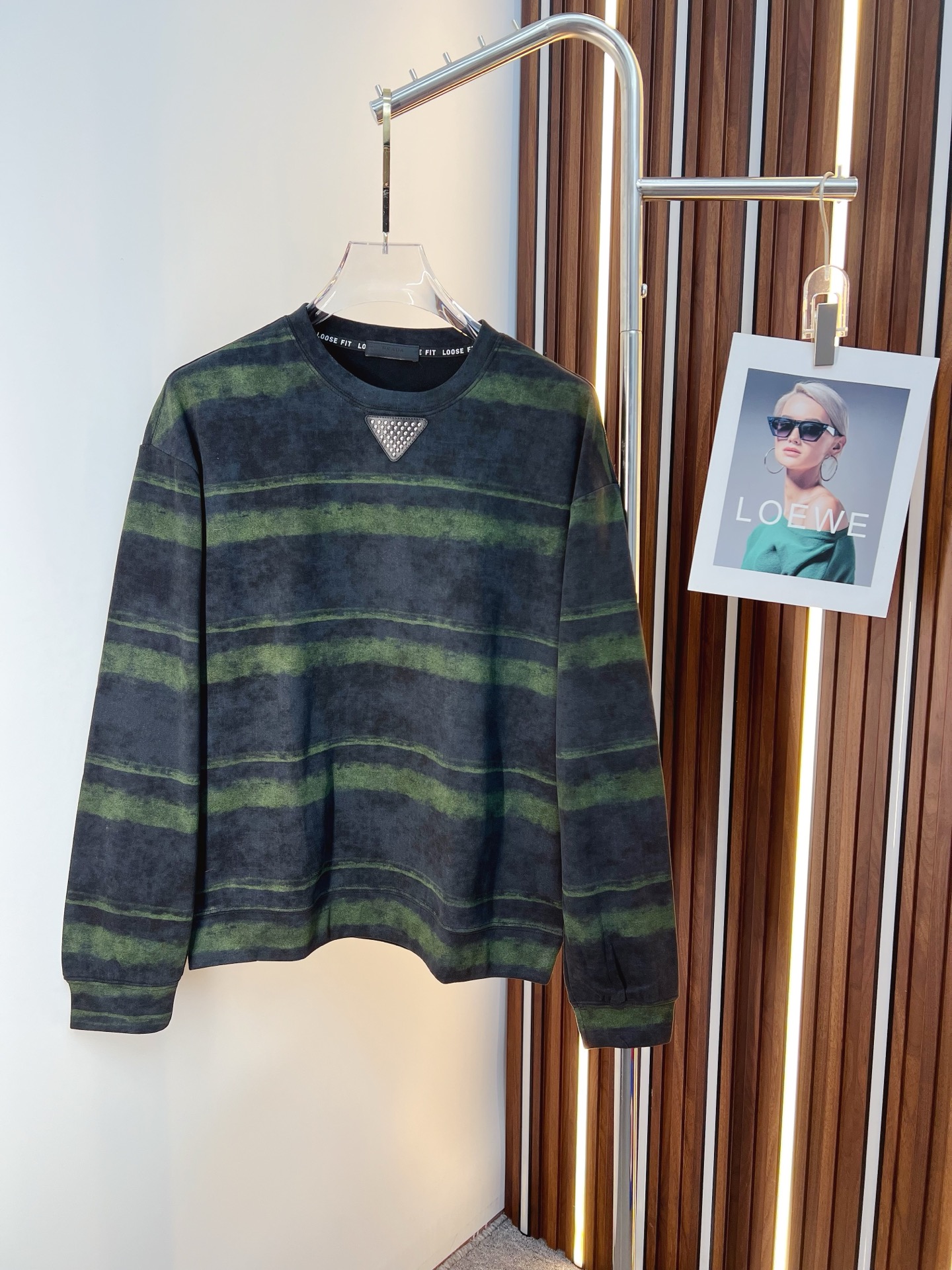 NO:655622,PRADA 2025 autumn and winter new design sweatshirt official website synchronized!  This T-shirt combines minimalist design and exquisite details. The oversize trim is reminiscent of Tyrolean dress details, calling for modern ideas, creating a different conceptual pattern, and injecting rich connotation into the traditional cotton T-shirt. The LOGO on the front graphic webbing is unique and shows the brand's nobility. It highlights the style of a big brand, sets off the minimalist design style, and reveals the elegance at a glance!  As a brand that pursues design and tailoring techniques, the materials used will never disappoint!  The body of this shirt is made of Solona cotton blended gram fabric, which is noble and exquisite. The cotton surface is full, soft and skin-friendly. In short, such a classic style is a must-have for autumn and winter!  M-3XL,,prada,prada,versace,hoodie,sweatshirts,tees,t-shirt,alexander wang19860909PRADA 普拉达 2025秋冬 新款设计感卫衣 官网同步！这款T恤极简主义设计和精美细节于一身.Oversize饰边引人联想蒂罗尔着装细节,召唤摩登新意,造就不同以往的概念化图案,为传统棉质T恤注入丰盈内涵.前幅图形织带车出的LOGO,别具一番特色,更显品牌尊贵 彰显大牌风范,衬托出了极简主义的设计风格,把优雅风展露的一览无余！ 作为一个追求设计感和裁剪工艺的品牌,用料永远不会让人失望！本款衫身采用索洛纳棉混纺 克面料,高贵精致,布面棉质饱满柔软亲肤 总之这么经典的款,秋冬必备！M-3XL,,prada,prada,versace,hoodie,sweatshirts,tees，t-shirt,alexander wang,Men's clothing