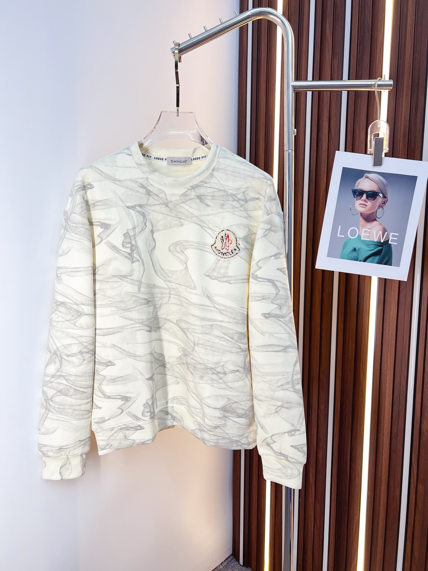 NO:655627,Mengkou 2025 autumn and winter new design sweatshirt official website synchronization!  This T-shirt combines minimalist design and exquisite details. The oversize trim is reminiscent of Tyrolean dress details, calling for modern ideas, creating a different conceptual pattern, and injecting rich connotation into the traditional cotton T-shirt. The LOGO on the front graphic webbing is unique and shows the brand's nobility. It highlights the style of a big brand, sets off the minimalist design style, and reveals the elegance at a glance!  As a brand that pursues design and tailoring techniques, the materials used will never disappoint!  The body of this shirt is made of Solona cotton blended gram fabric, which is noble and exquisite. The cotton surface is full, soft and skin-friendly. In short, such a classic style is a must-have for autumn and winter!  M-3XL,,versace,Moncler,hoodie,sweatshirts,tees,t-shirt,alexander wang19860909蒙口 2025秋冬 新款设计感卫衣 官网同步！这款T恤极简主义设计和精美细节于一身.Oversize饰边引人联想蒂罗尔着装细节,召唤摩登新意,造就不同以往的概念化图案,为传统棉质T恤注入丰盈内涵.前幅图形织带车出的LOGO,别具一番特色,更显品牌尊贵 彰显大牌风范,衬托出了极简主义的设计风格,把优雅风展露的一览无余！ 作为一个追求设计感和裁剪工艺的品牌,用料永远不会让人失望！本款衫身采用索洛纳棉混纺 克面料,高贵精致,布面棉质饱满柔软亲肤 总之这么经典的款,秋冬必备！M-3XL,,versace,Moncler,hoodie,sweatshirts,tees，t-shirt,alexander wang,Men's clothing