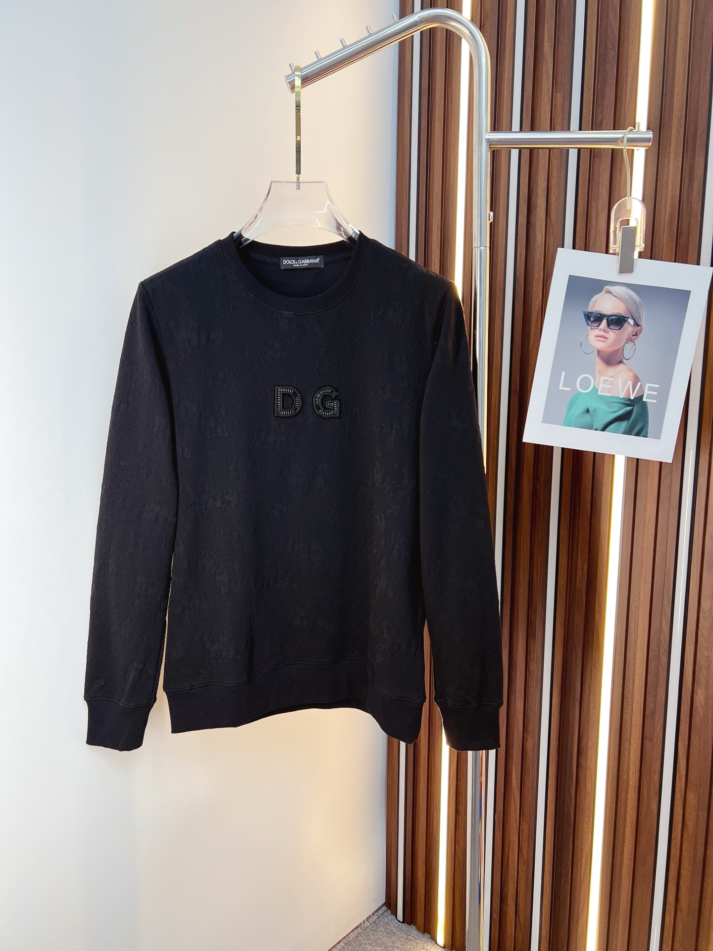 NO:655632,DG 2025 autumn and winter new design sweatshirt official website synchronized!  This T-shirt combines minimalist design and exquisite details. The oversize trim is reminiscent of Tyrolean dress details, calling for modern ideas, creating a different conceptual pattern, and injecting rich connotation into the traditional cotton T-shirt. The LOGO on the front graphic webbing is unique and shows the brand's nobility. It highlights the style of a big brand, sets off the minimalist design style, and reveals the elegance at a glance!  As a brand that pursues design and tailoring techniques, the materials used will never disappoint!  The body of this shirt is made of Solona cotton blended gram fabric, which is noble and exquisite. The cotton surface is full, soft and skin-friendly. In short, such a classic style is a must-have for autumn and winter!  M-3XL,,versace,hoodie,sweatshirts,tees,t-shirt,alexander wang19860909DG 2025秋冬 新款设计感卫衣 官网同步！这款T恤极简主义设计和精美细节于一身.Oversize饰边引人联想蒂罗尔着装细节,召唤摩登新意,造就不同以往的概念化图案,为传统棉质T恤注入丰盈内涵.前幅图形织带车出的LOGO,别具一番特色,更显品牌尊贵 彰显大牌风范,衬托出了极简主义的设计风格,把优雅风展露的一览无余！ 作为一个追求设计感和裁剪工艺的品牌,用料永远不会让人失望！本款衫身采用索洛纳棉混纺 克面料,高贵精致,布面棉质饱满柔软亲肤 总之这么经典的款,秋冬必备！M-3XL,,versace,hoodie,sweatshirts,tees，t-shirt,alexander wang,Men's clothing