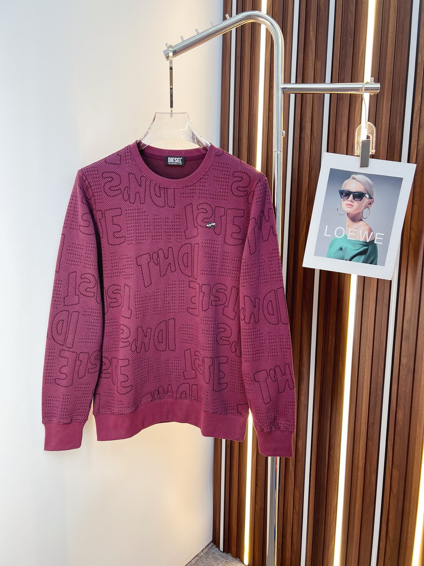 NO:655637,Diesel 2025 autumn and winter new design sweatshirt official website synchronized!  This T-shirt combines minimalist design and exquisite details. The oversize trim is reminiscent of Tyrolean dress details, calling for modern ideas, creating a different conceptual pattern, and injecting rich connotation into the traditional cotton T-shirt. The LOGO on the front graphic webbing is unique and shows the brand's nobility. It highlights the style of a big brand, sets off the minimalist design style, and reveals the elegance at a glance!  As a brand that pursues design and tailoring techniques, the materials used will never disappoint!  The body of this shirt is made of Solona cotton blended gram fabric, which is noble and exquisite. The cotton surface is full, soft and skin-friendly. In short, such a classic style is a must-have for autumn and winter!  M-3XL,,versace,hoodie,sweatshirts,tees,t-shirt,alexander wang19860909迪赛 2025秋冬 新款设计感卫衣 官网同步！这款T恤极简主义设计和精美细节于一身.Oversize饰边引人联想蒂罗尔着装细节,召唤摩登新意,造就不同以往的概念化图案,为传统棉质T恤注入丰盈内涵.前幅图形织带车出的LOGO,别具一番特色,更显品牌尊贵 彰显大牌风范,衬托出了极简主义的设计风格,把优雅风展露的一览无余！ 作为一个追求设计感和裁剪工艺的品牌,用料永远不会让人失望！本款衫身采用索洛纳棉混纺 克面料,高贵精致,布面棉质饱满柔软亲肤 总之这么经典的款,秋冬必备！M-3XL,,versace,hoodie,sweatshirts,tees，t-shirt,alexander wang,Men's clothing