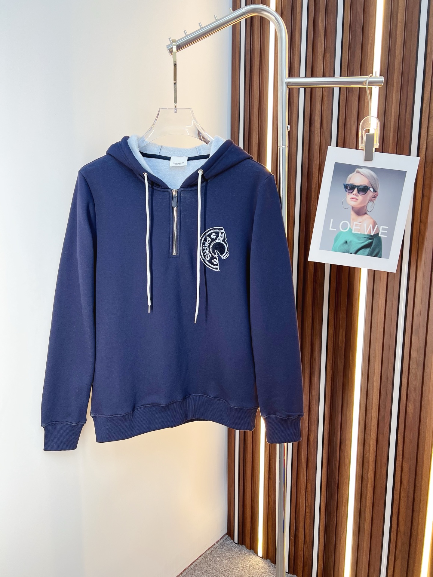 NO:655660,Balenciaga 2025 autumn and winter new design sweatshirt official website synchronized!  This T-shirt combines minimalist design and exquisite details. The oversize trim is reminiscent of Tyrolean dress details, calling for modern ideas, creating a different conceptual pattern, and injecting rich connotation into the traditional cotton T-shirt. The LOGO on the front graphic webbing is unique and shows the brand's nobility. It highlights the style of a big brand, sets off the minimalist design style, and reveals the elegance at a glance!  As a brand that pursues design and tailoring techniques, the materials used will never disappoint!  The body of this shirt is made of Solona cotton blended 400g fabric, which is noble and exquisite. The cotton surface is full, soft and skin-friendly. In short, such a classic style is a must-have for autumn and winter!  M-3XL,,balenciaga,versace,hoodie,sweatshirts,tees,t-shirt,alexander wang19860909巴黎世家 2025秋冬 新款设计感卫衣 官网同步！这款T恤极简主义设计和精美细节于一身.Oversize饰边引人联想蒂罗尔着装细节,召唤摩登新意,造就不同以往的概念化图案,为传统棉质T恤注入丰盈内涵.前幅图形织带车出的LOGO,别具一番特色,更显品牌尊贵 彰显大牌风范,衬托出了极简主义的设计风格,把优雅风展露的一览无余！ 作为一个追求设计感和裁剪工艺的品牌,用料永远不会让人失望！本款衫身采用索洛纳棉混纺400 克面料,高贵精致,布面棉质饱满柔软亲肤 总之这么经典的款,秋冬必备！M-3XL,,balenciaga,versace,hoodie,sweatshirts,tees，t-shirt,alexander wang,Men's clothing