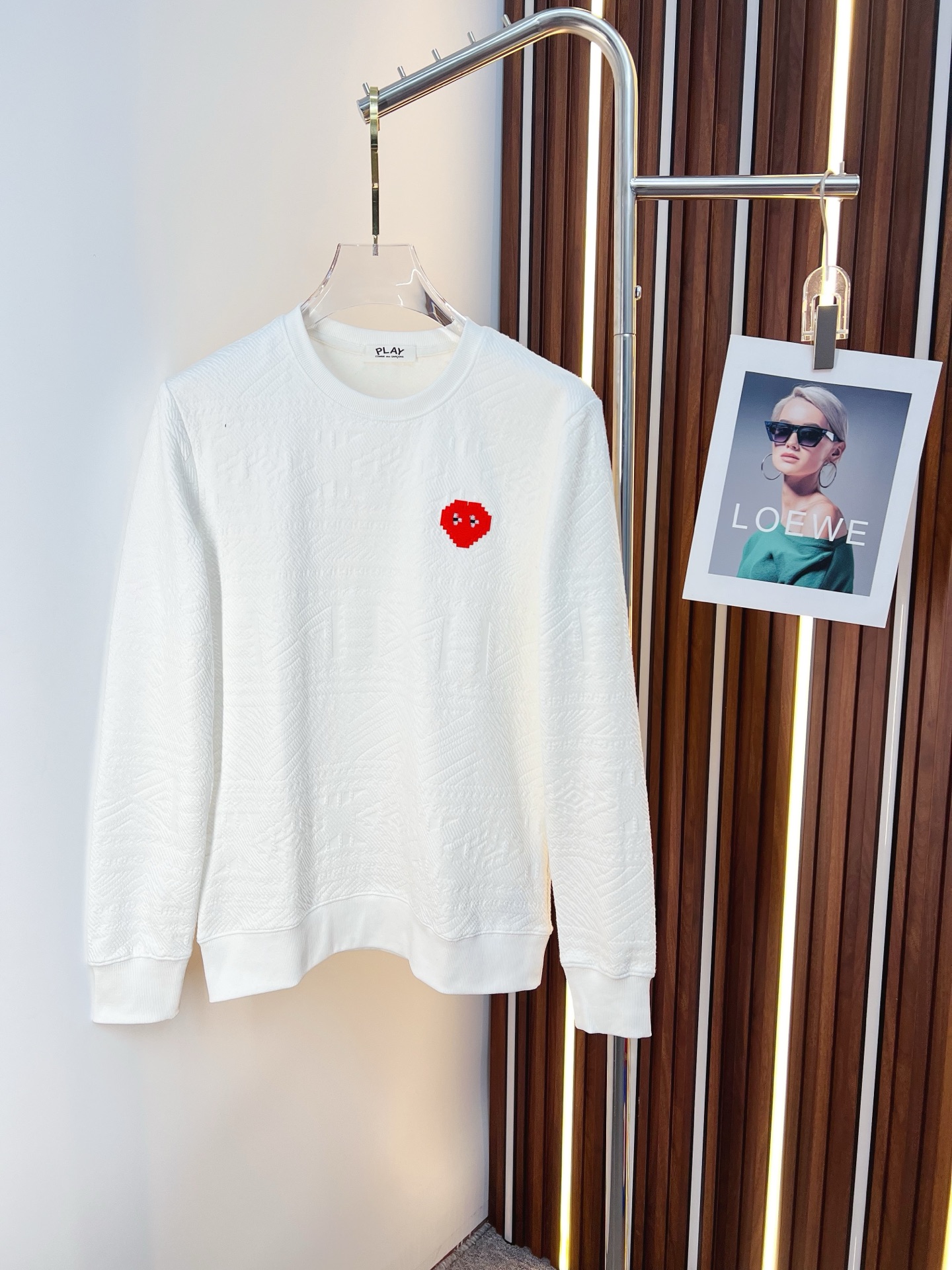 NO:655642,PLAY 2025 autumn and winter new design sweatshirt official website synchronized!  This T-shirt combines minimalist design and exquisite details. The oversize trim is reminiscent of Tyrolean dress details, calling for modern ideas, creating a different conceptual pattern, and injecting rich connotation into the traditional cotton T-shirt. The LOGO on the front graphic webbing is unique and shows the brand's nobility. It highlights the style of a big brand, sets off the minimalist design style, and reveals the elegance at a glance!  As a brand that pursues design and tailoring techniques, the materials used will never disappoint!  The body of this shirt is made of Solona cotton blended gram fabric, which is noble and exquisite. The cotton surface is full, soft and skin-friendly. In short, such a classic style is a must-have for autumn and winter!  M-3XL,,versace,hoodie,sweatshirts,tees,t-shirt,alexander wang19860909PLAY 2025秋冬 新款设计感卫衣 官网同步！这款T恤极简主义设计和精美细节于一身.Oversize饰边引人联想蒂罗尔着装细节,召唤摩登新意,造就不同以往的概念化图案,为传统棉质T恤注入丰盈内涵.前幅图形织带车出的LOGO,别具一番特色,更显品牌尊贵 彰显大牌风范,衬托出了极简主义的设计风格,把优雅风展露的一览无余！ 作为一个追求设计感和裁剪工艺的品牌,用料永远不会让人失望！本款衫身采用索洛纳棉混纺 克面料,高贵精致,布面棉质饱满柔软亲肤 总之这么经典的款,秋冬必备！M-3XL,,versace,hoodie,sweatshirts,tees，t-shirt,alexander wang,Men's clothing