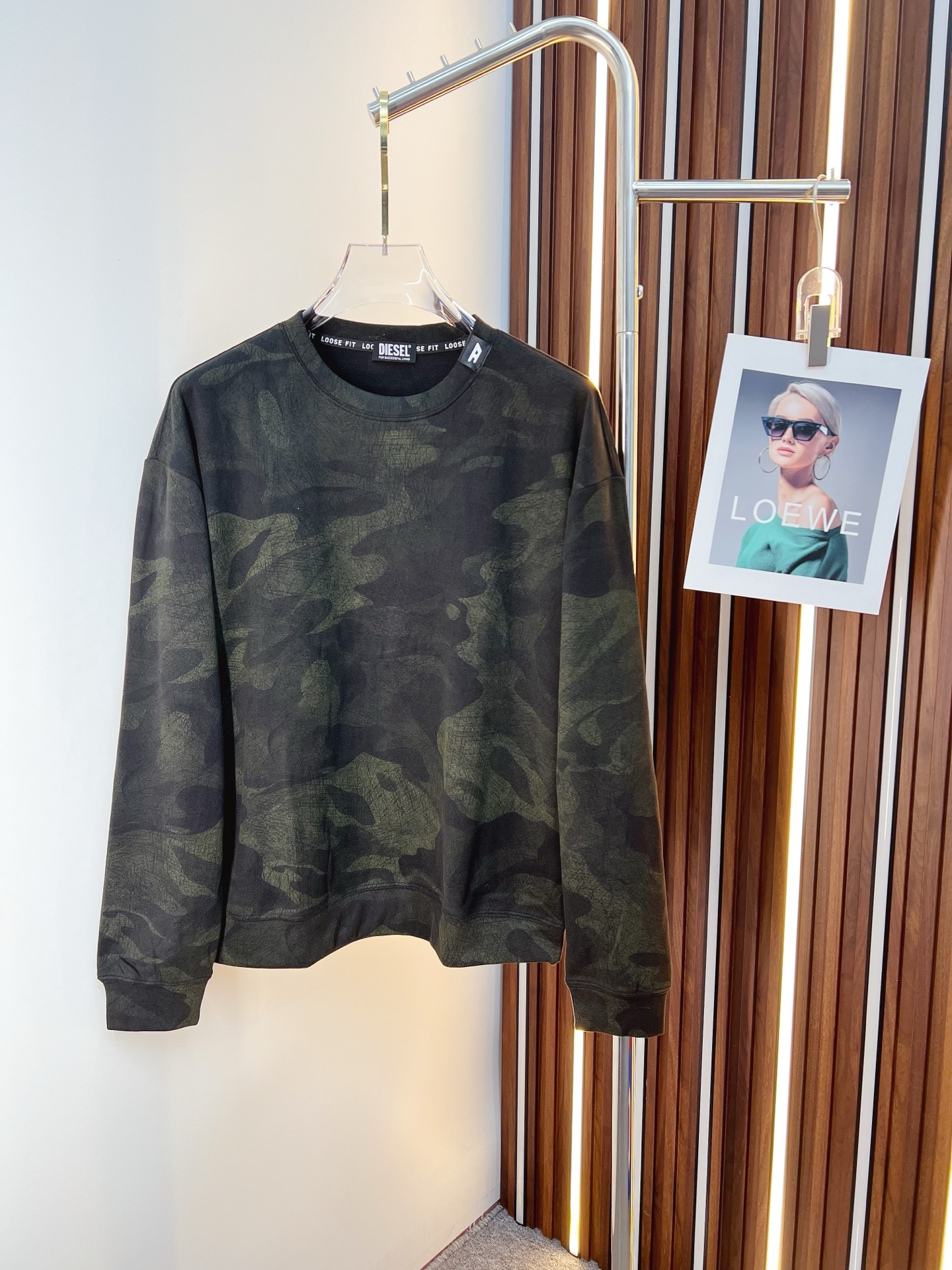 NO:655647,Diesel 2025 autumn and winter new design sweatshirt official website synchronized!  This T-shirt combines minimalist design and exquisite details. The oversize trim is reminiscent of Tyrolean dress details, calling for modern ideas, creating a different conceptual pattern, and injecting rich connotation into the traditional cotton T-shirt. The LOGO on the front graphic webbing is unique and shows the brand's nobility. It highlights the style of a big brand, sets off the minimalist design style, and reveals the elegance at a glance!  As a brand that pursues design and tailoring techniques, the materials used will never disappoint!  The body of this shirt is made of Solona cotton blended gram fabric, which is noble and exquisite. The cotton surface is full, soft and skin-friendly. In short, such a classic style is a must-have for autumn and winter!  M-3XL,,versace,hoodie,sweatshirts,tees,t-shirt,alexander wang19860909迪赛 2025秋冬 新款设计感卫衣 官网同步！这款T恤极简主义设计和精美细节于一身.Oversize饰边引人联想蒂罗尔着装细节,召唤摩登新意,造就不同以往的概念化图案,为传统棉质T恤注入丰盈内涵.前幅图形织带车出的LOGO,别具一番特色,更显品牌尊贵 彰显大牌风范,衬托出了极简主义的设计风格,把优雅风展露的一览无余！ 作为一个追求设计感和裁剪工艺的品牌,用料永远不会让人失望！本款衫身采用索洛纳棉混纺 克面料,高贵精致,布面棉质饱满柔软亲肤 总之这么经典的款,秋冬必备！M-3XL,,versace,hoodie,sweatshirts,tees，t-shirt,alexander wang,Men's clothing